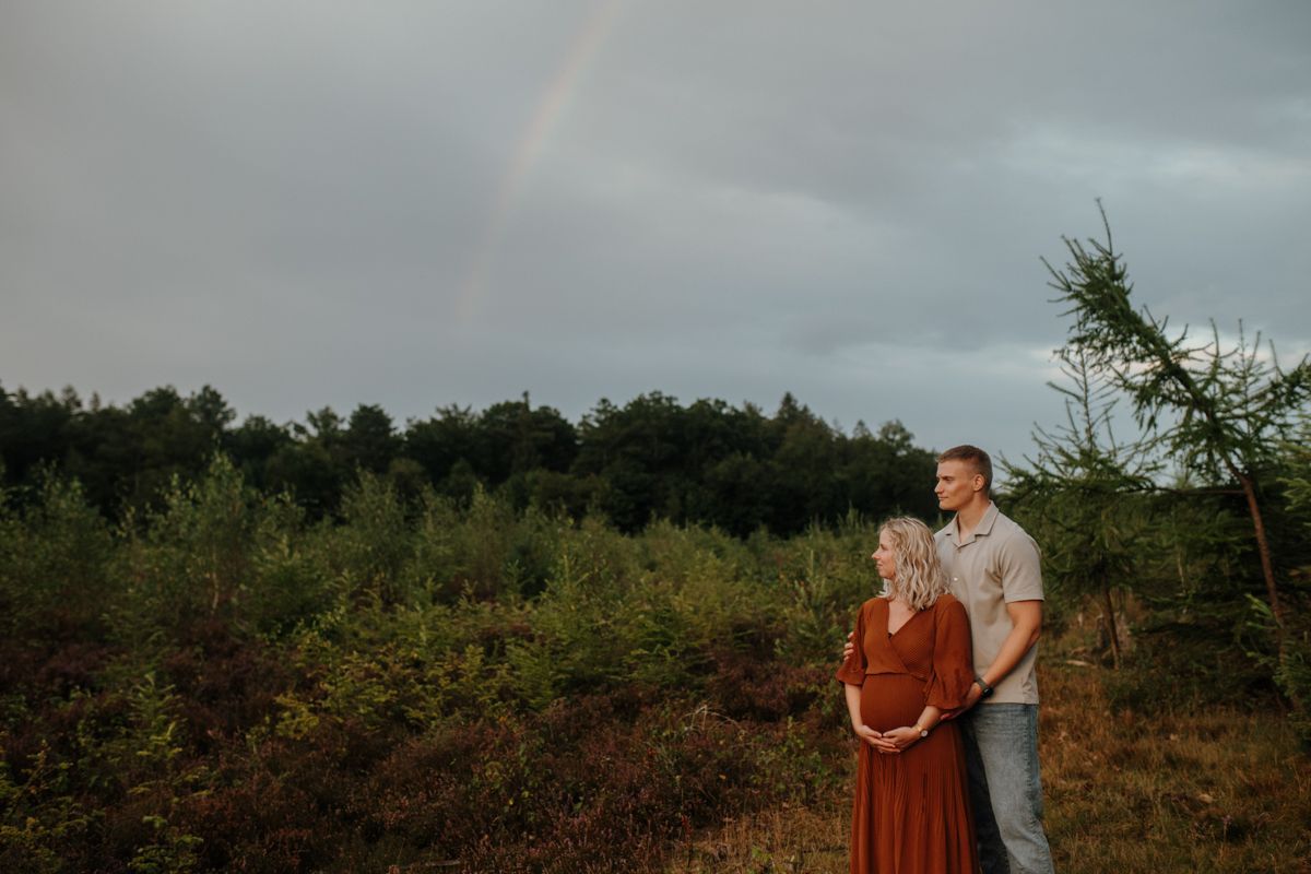 Zwangerschapsshoot op de heide in Drenthe