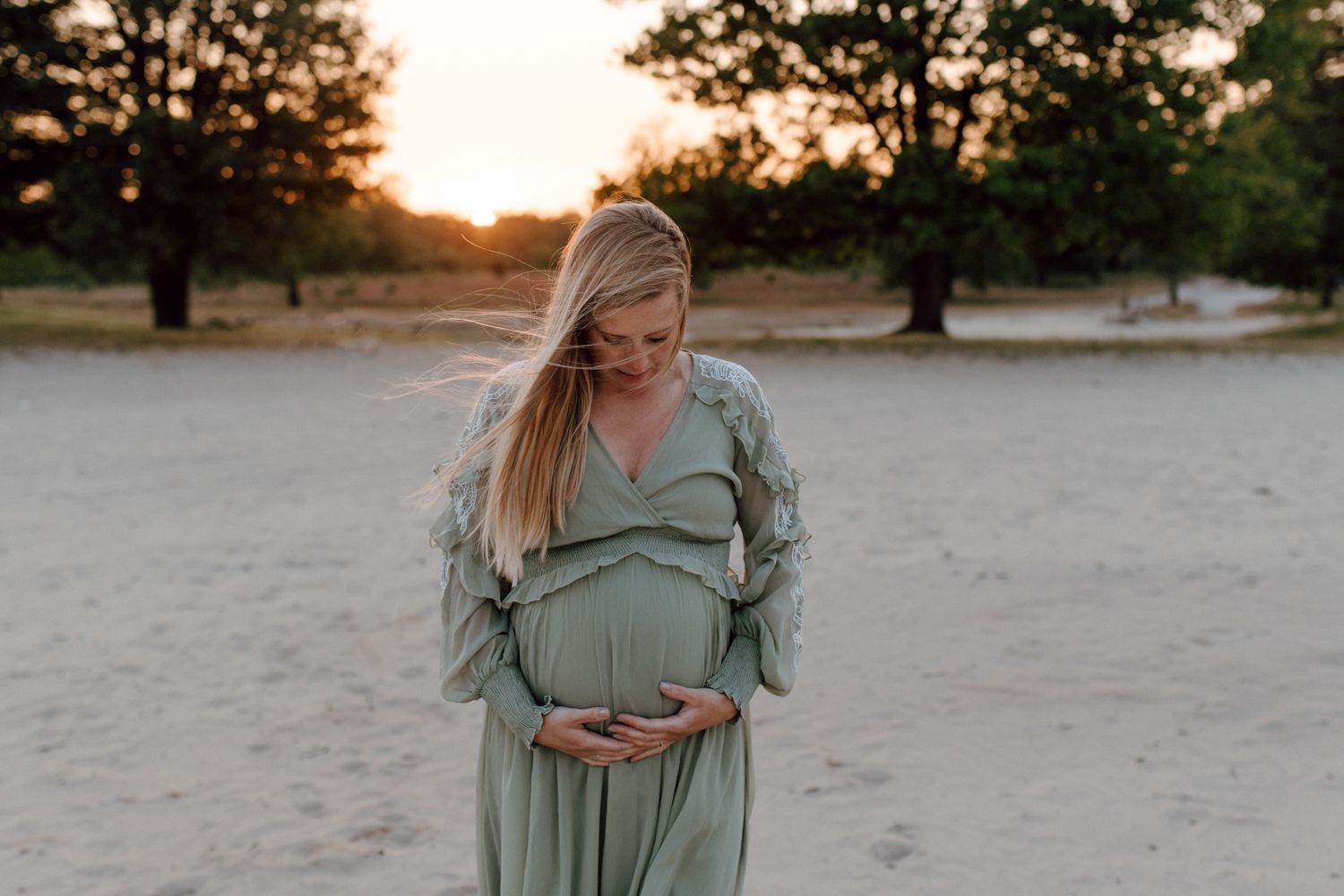 Zwangerschapsfotograaf die een zwangere vrouw heeft gefotografeerd in de natuur van Appelscha
