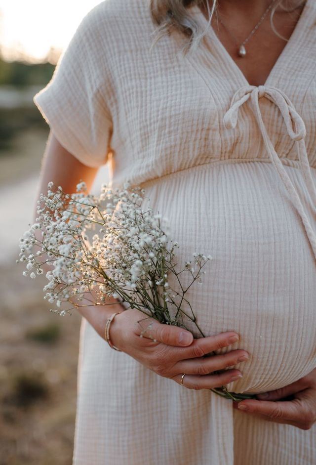9 tips voor jouw kleding tijdens een zwangerschapsshoot - Maud Dekkers Photography