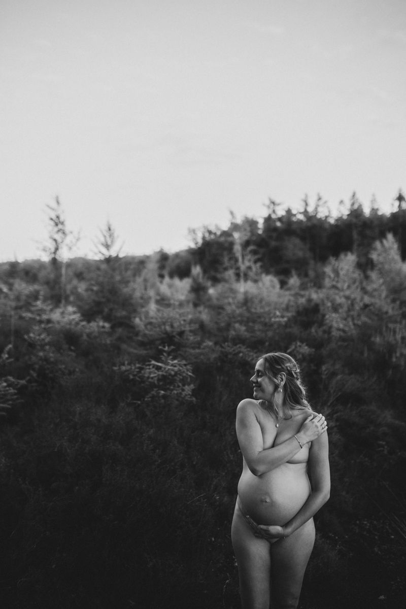 Zwangerschapsshoot met blote buik of kleren