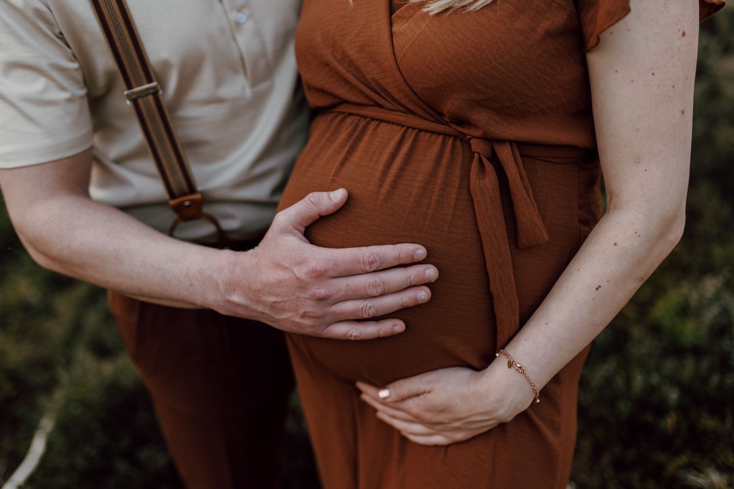 Zwangerschapsfoto met partner, hand op buik