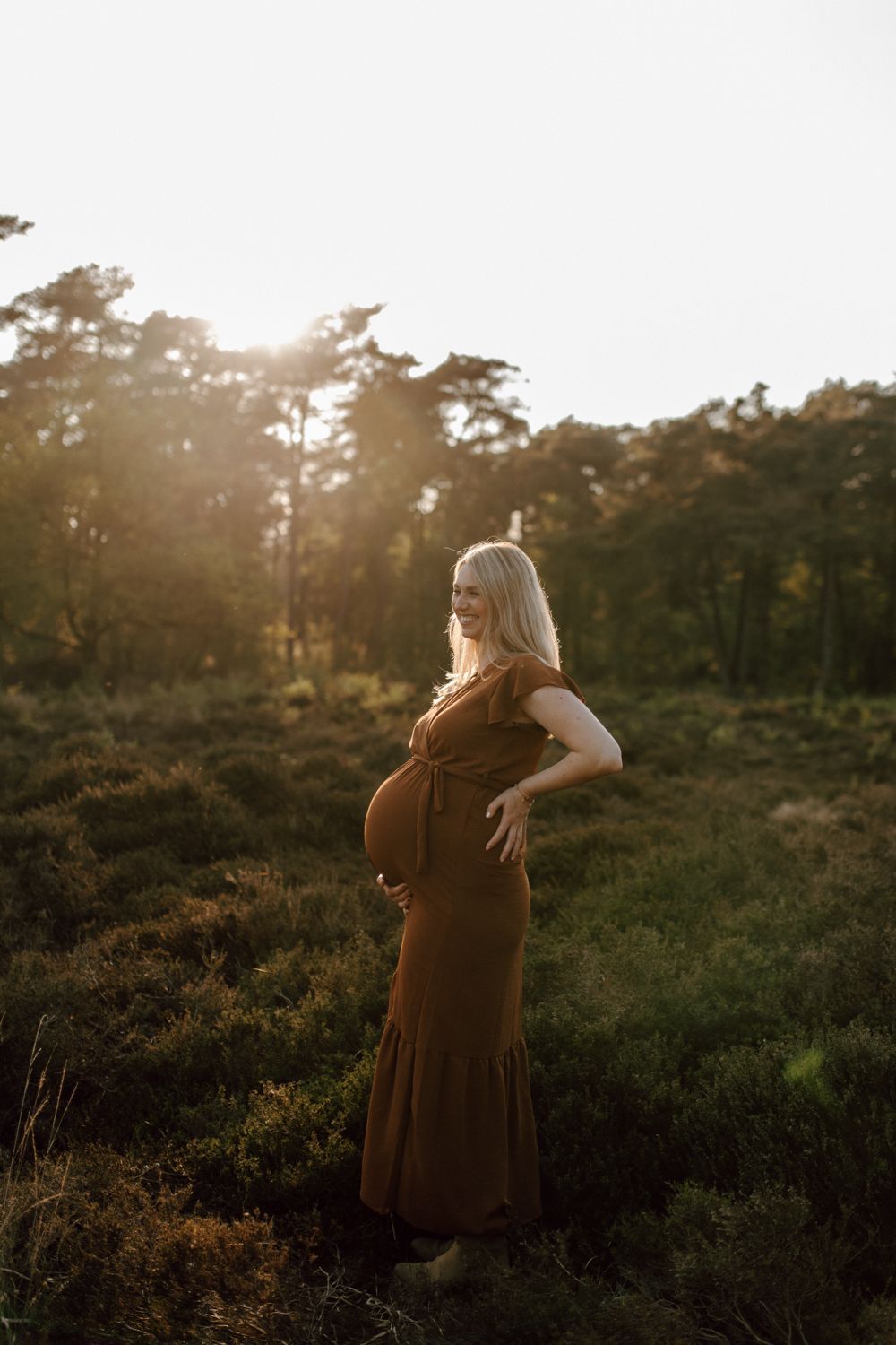 Zwangere vrouw tijdens een fotoshoot met een mooie jurk