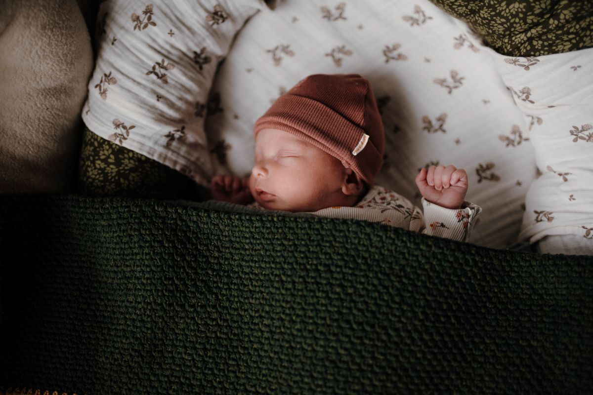 Newbornshoot thuis, baby ligt lekker in de box te slapen