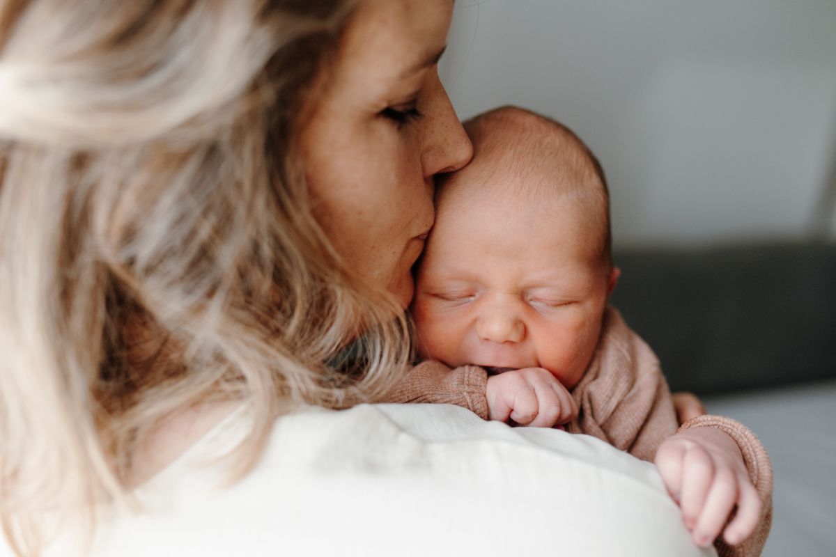 Newbornbaby op de arm tijdens een newbornshoot