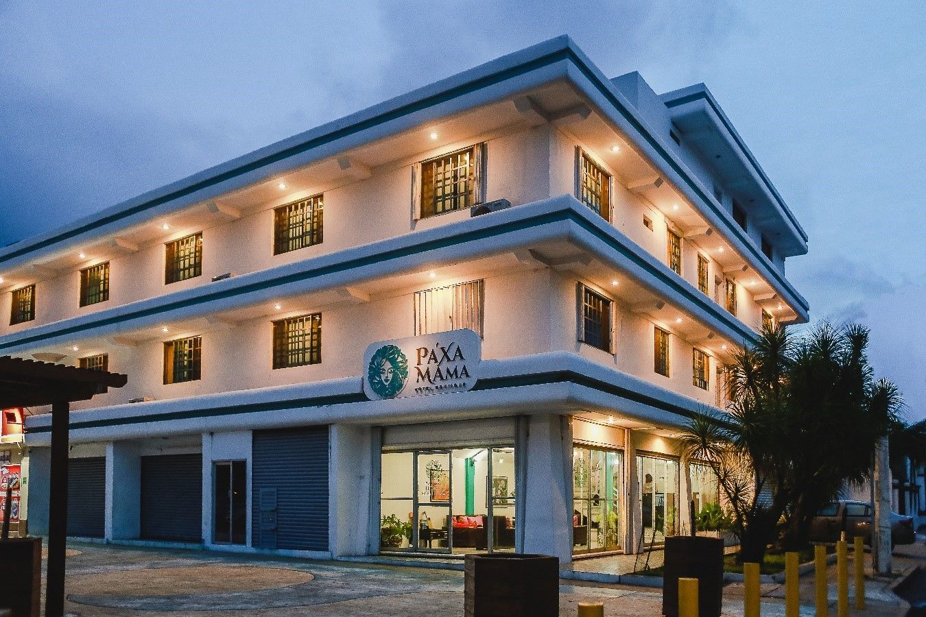 El hotel Para Parana, un edificio blanco de tres plantas, se iluminaba al anochecer.