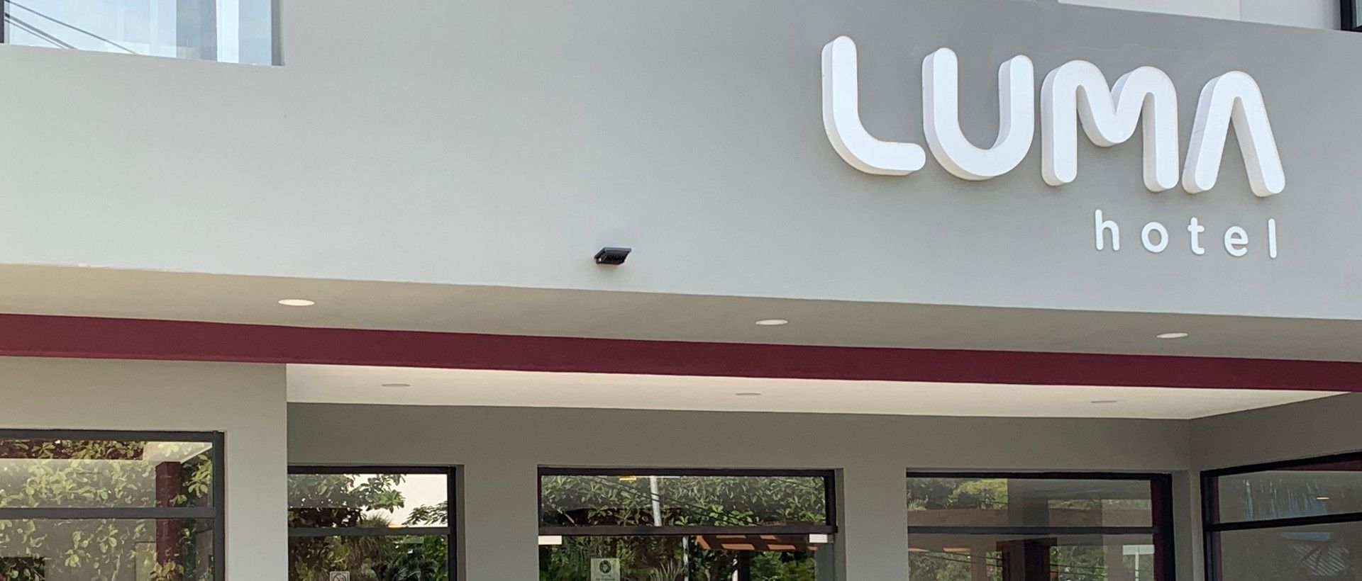 Cartel del Hotel Luma, con el nombre "Luma" en letras blancas encima de la palabra "hotel".