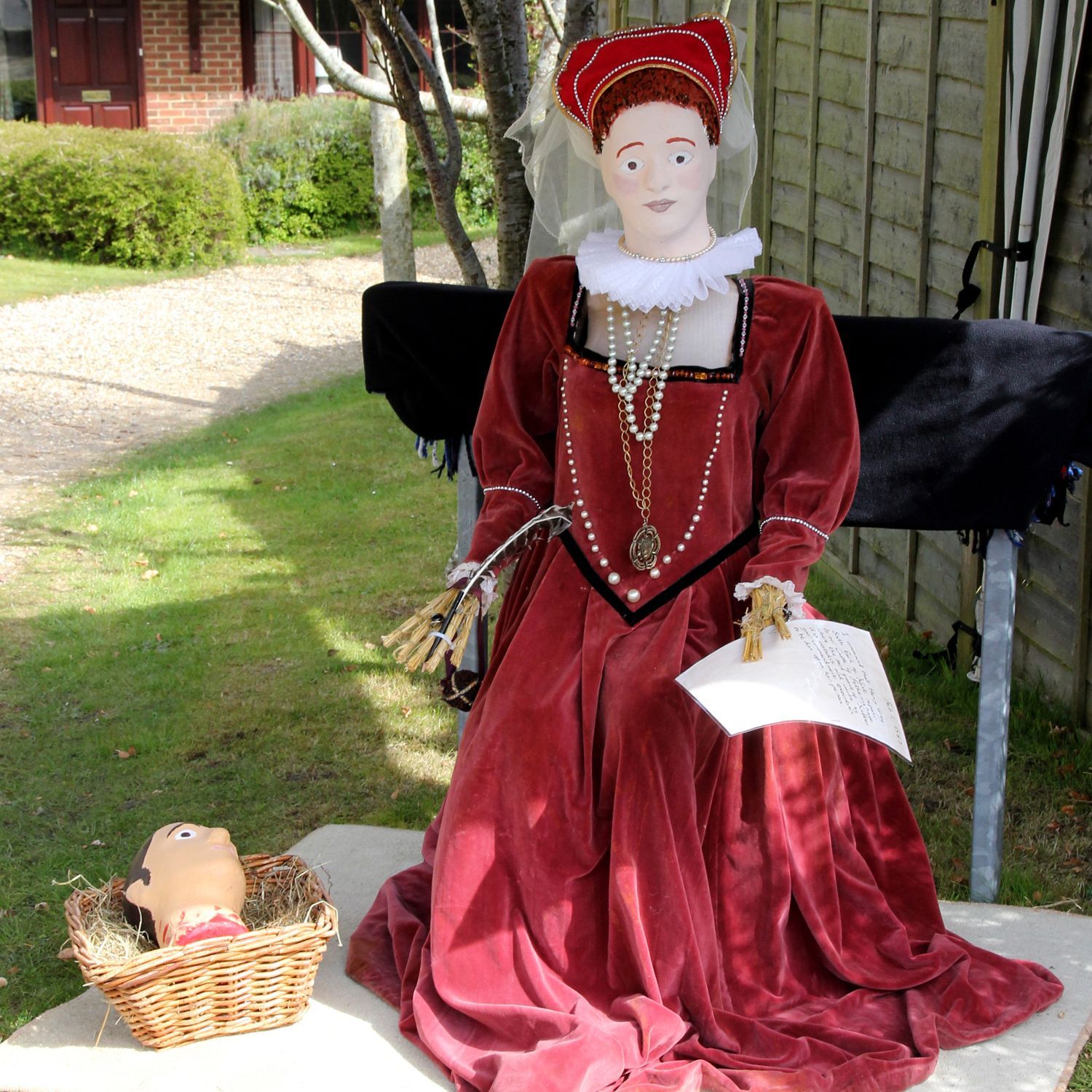 ELIZABETH I SCARECROW