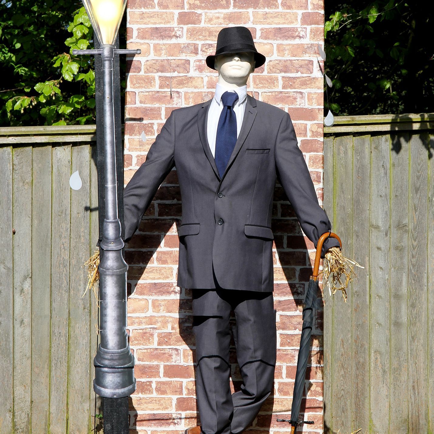 SCARECROW SINGING IN THE RAIN