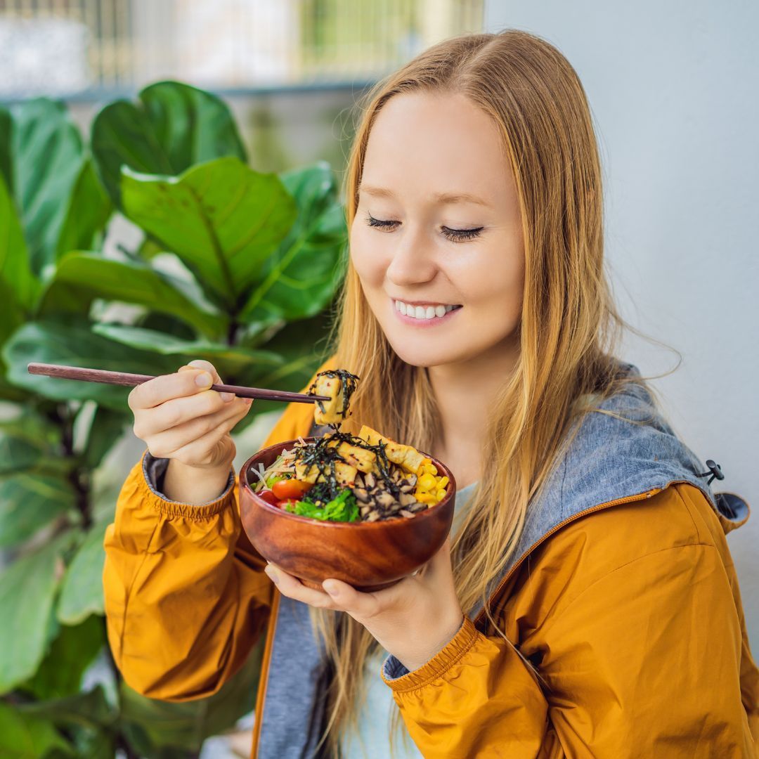Frau mit Keto Bowl