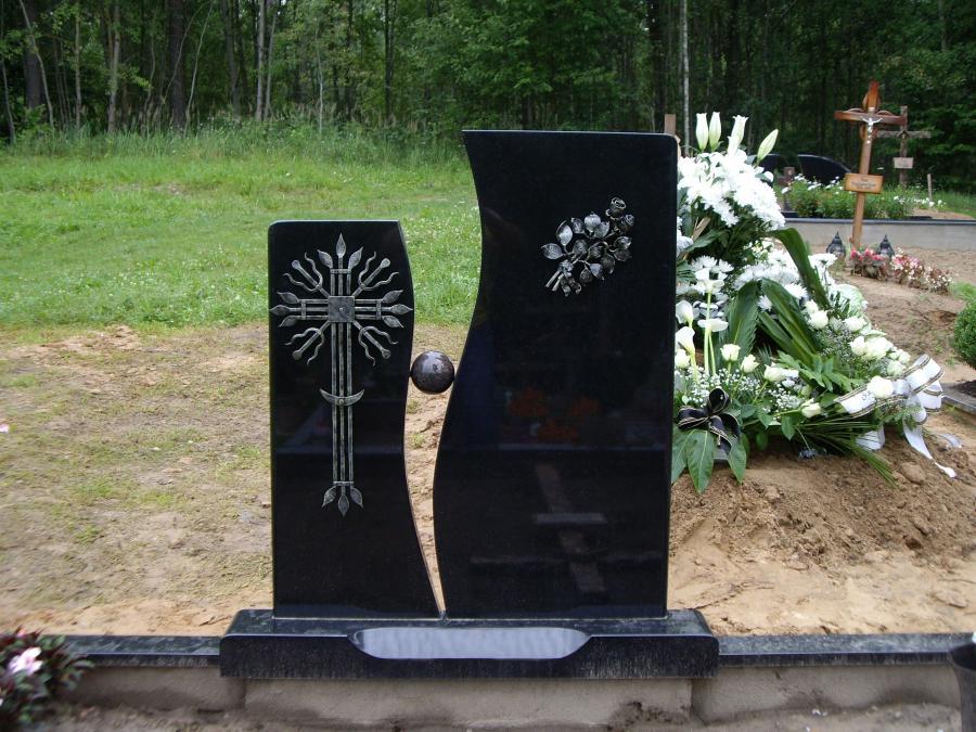 Trijų dalių paminklai