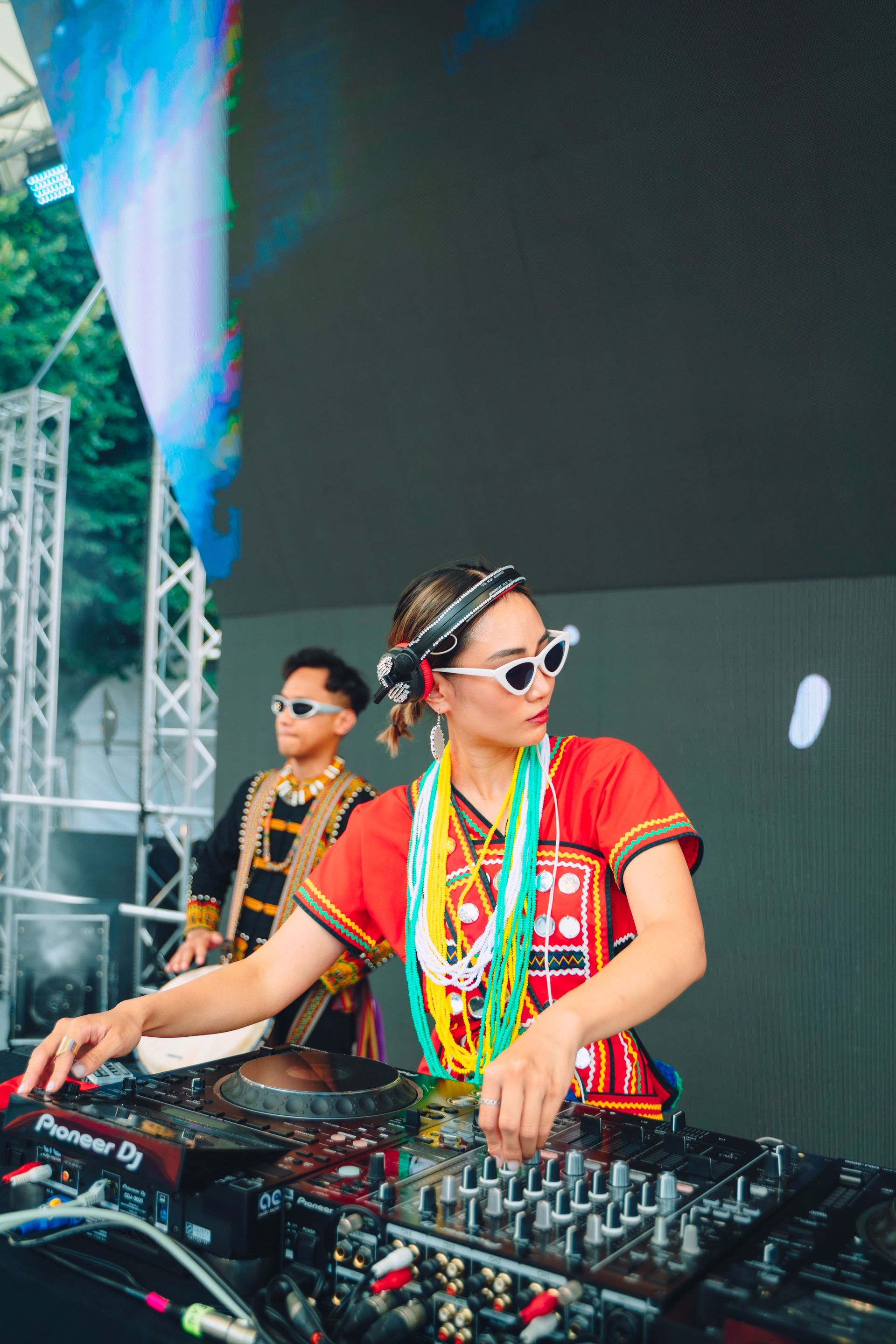 Two DJs at an outdoor event
Indigenous DJ
Female DJ
Indigenous Music Producer
Austronesian DJ
Taiwan DJ
Dungi Sapor music
