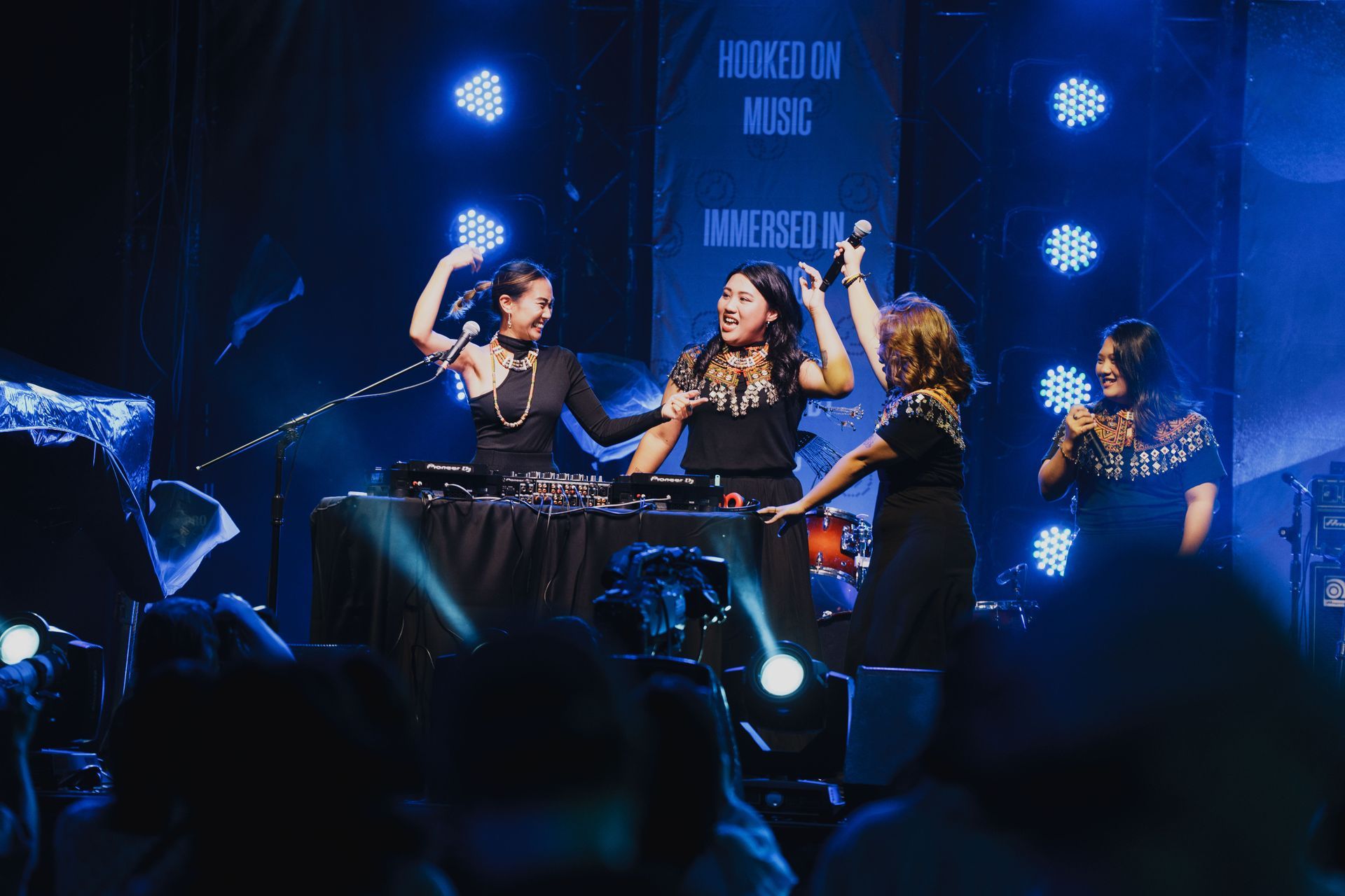 Indigenous DJ
Female DJ
Indigenous Music Producer
Austronesian DJ
Taiwan DJ
Dungi Sapor music