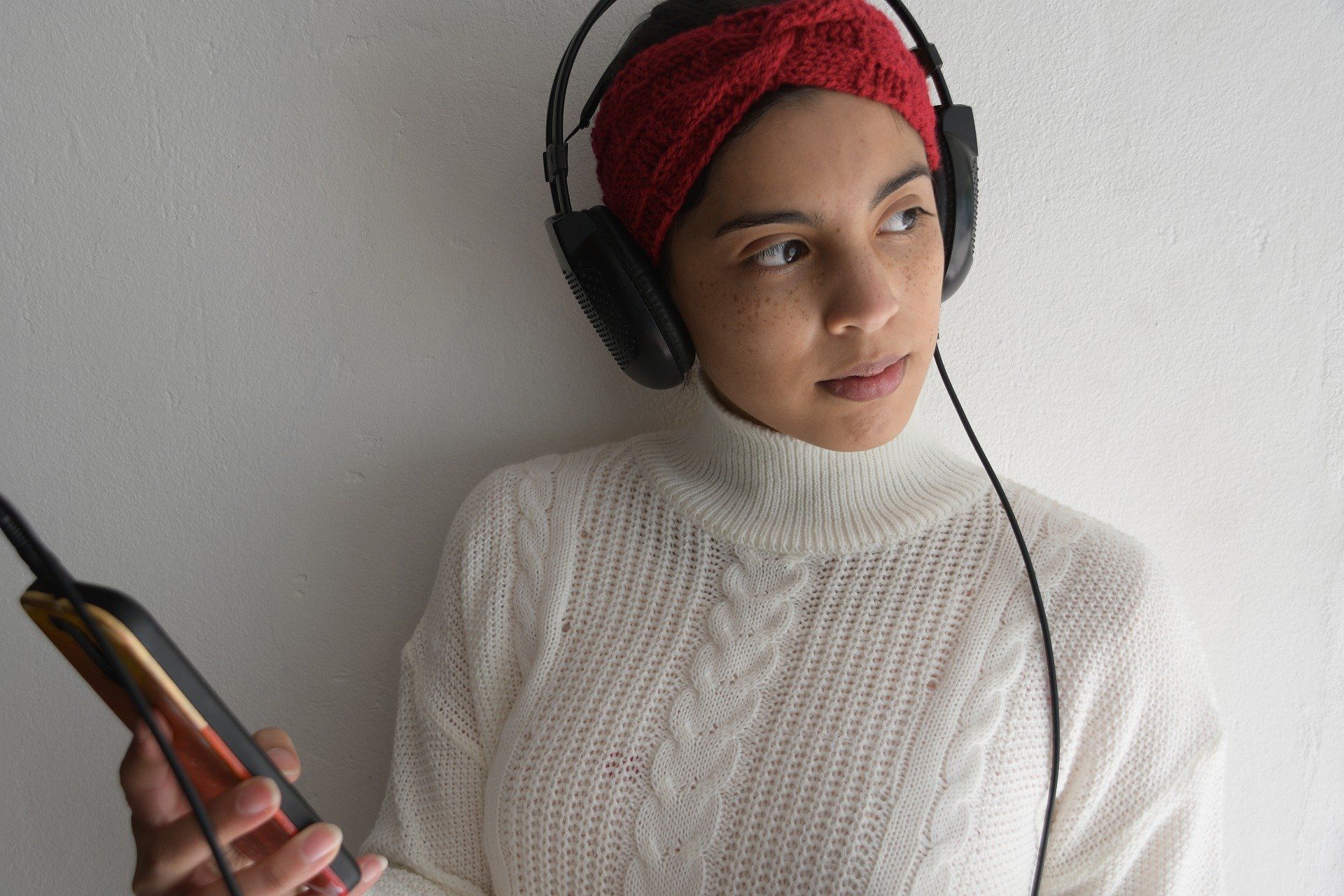 women listening to streaming audio on her headphones