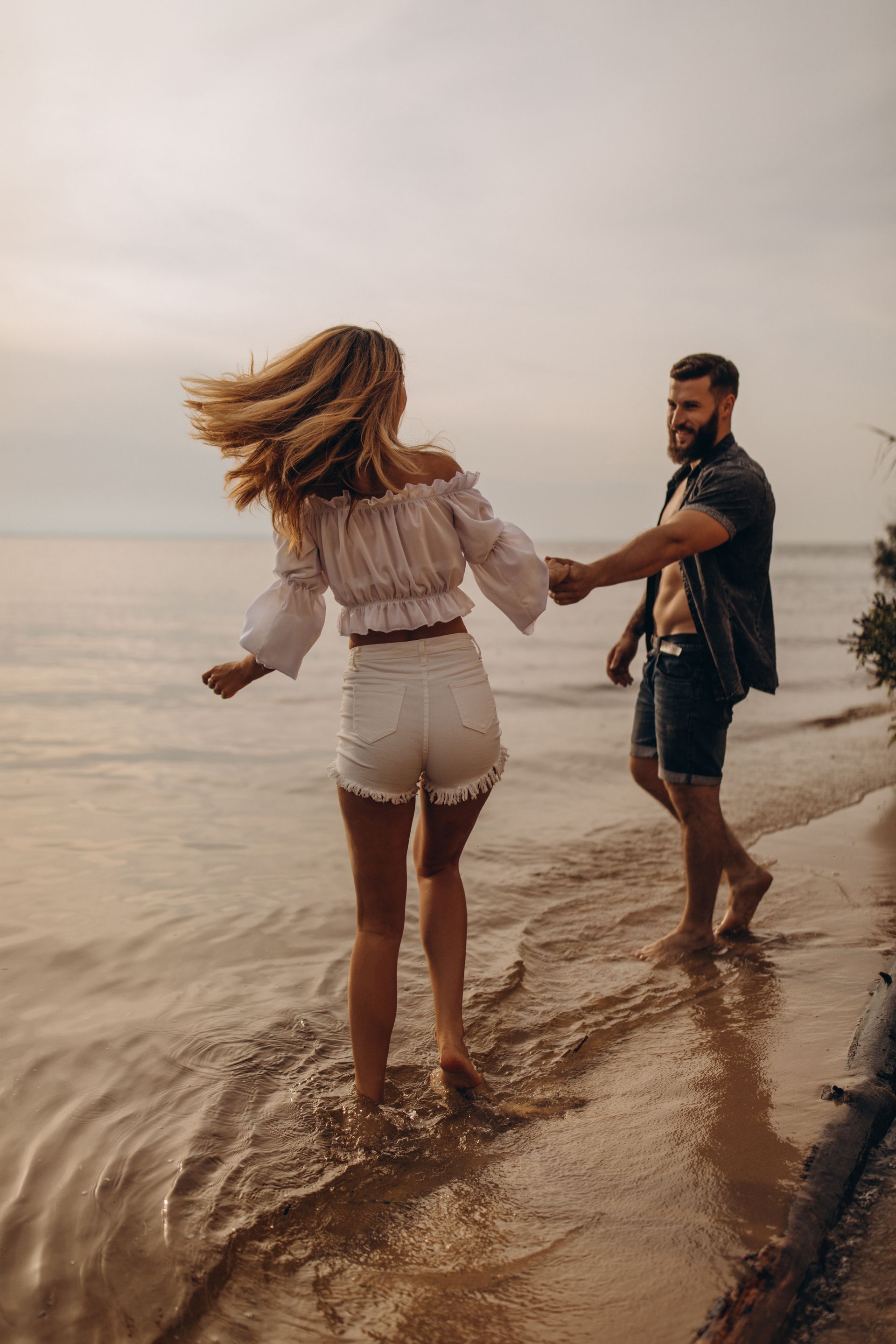 strandkoppel tijdens een romantische fotoshoot