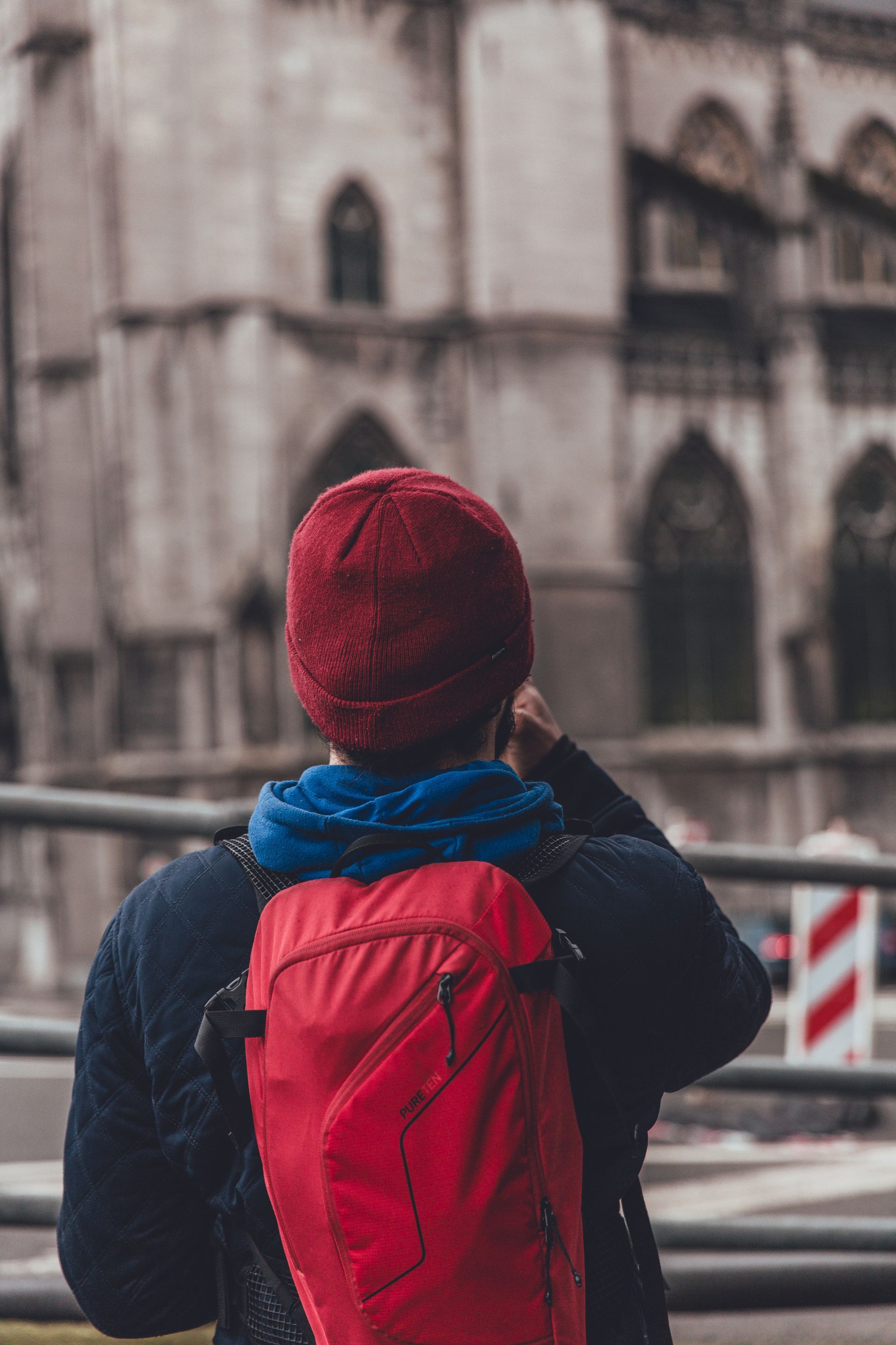 Intieme portretfotografie in Dinant: Een moment van bezinning gevangen door Pixels Fotografie, met een vriend die peinzend de verte in kijkt, gehuld in de zachtheid van regendruppels.