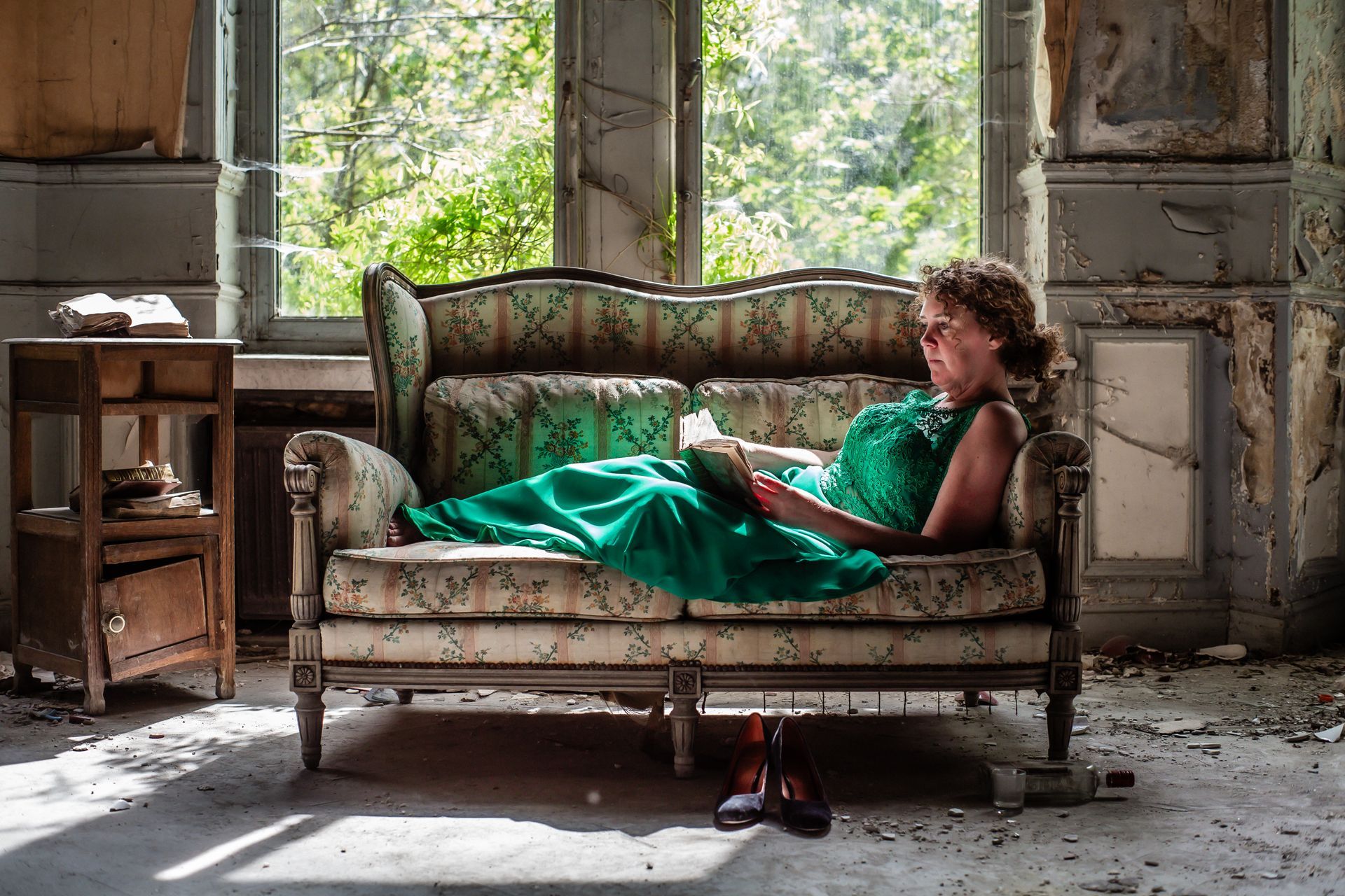 Fine art portretfotografie in verlaten Belgische villa met natuurlijke lichtinval, vintage styling e
