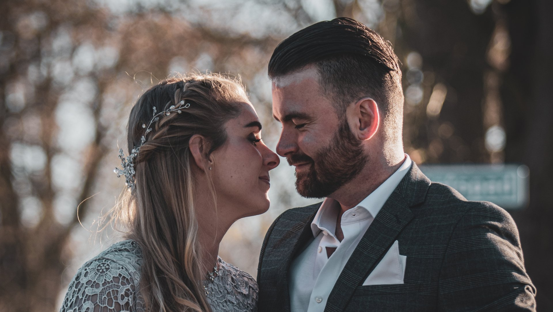 Een getrouwd koppel tijdens een romantische fotoshoot