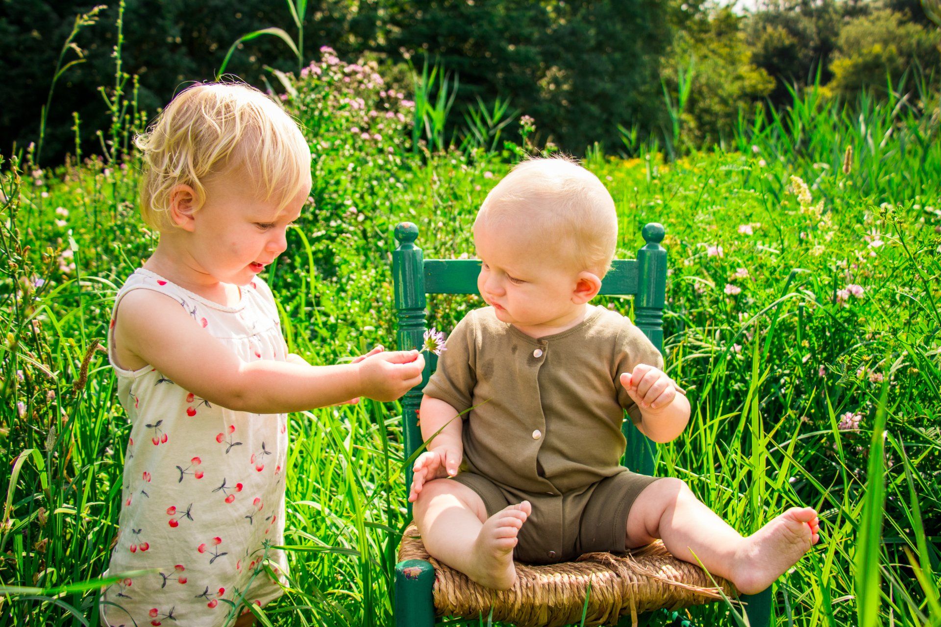 Twee kinderen tijdens een fotoshoot voor het gezin