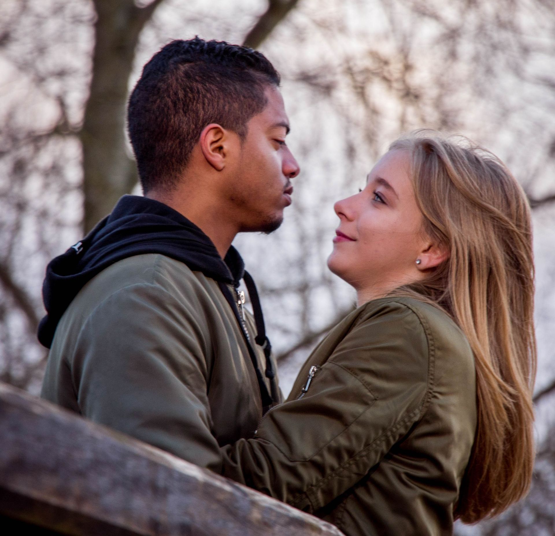 Een jong stelletje tijdens een romantische fotoshoot