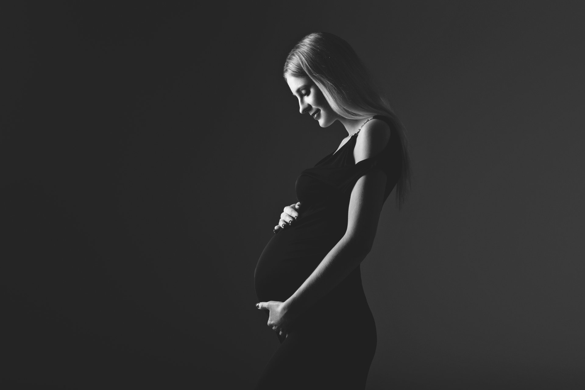 Een zwangere vrouw tijdens een zwangerschap fotosessie