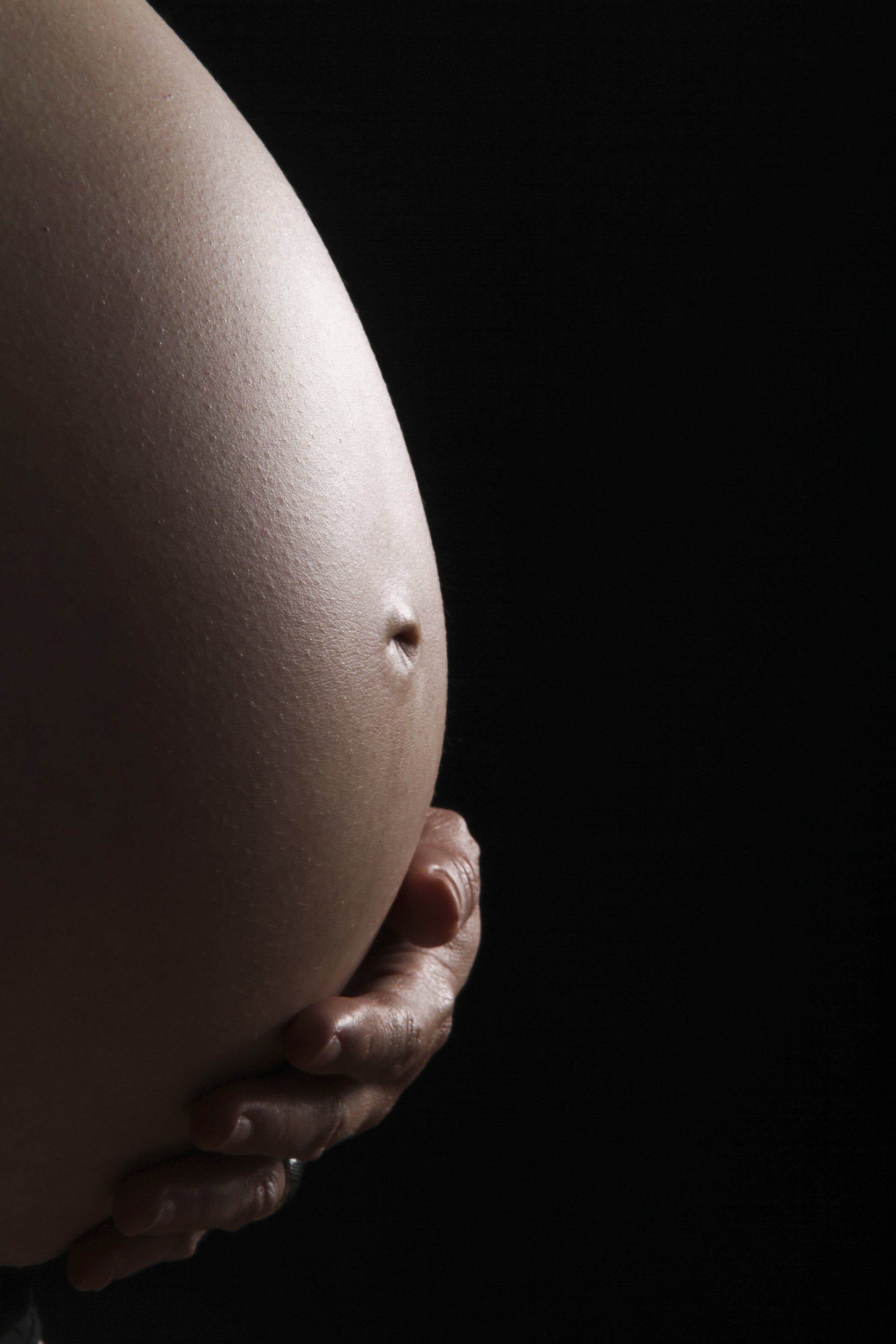 Een zwangere buik tijdens een zwangerschapsshoot