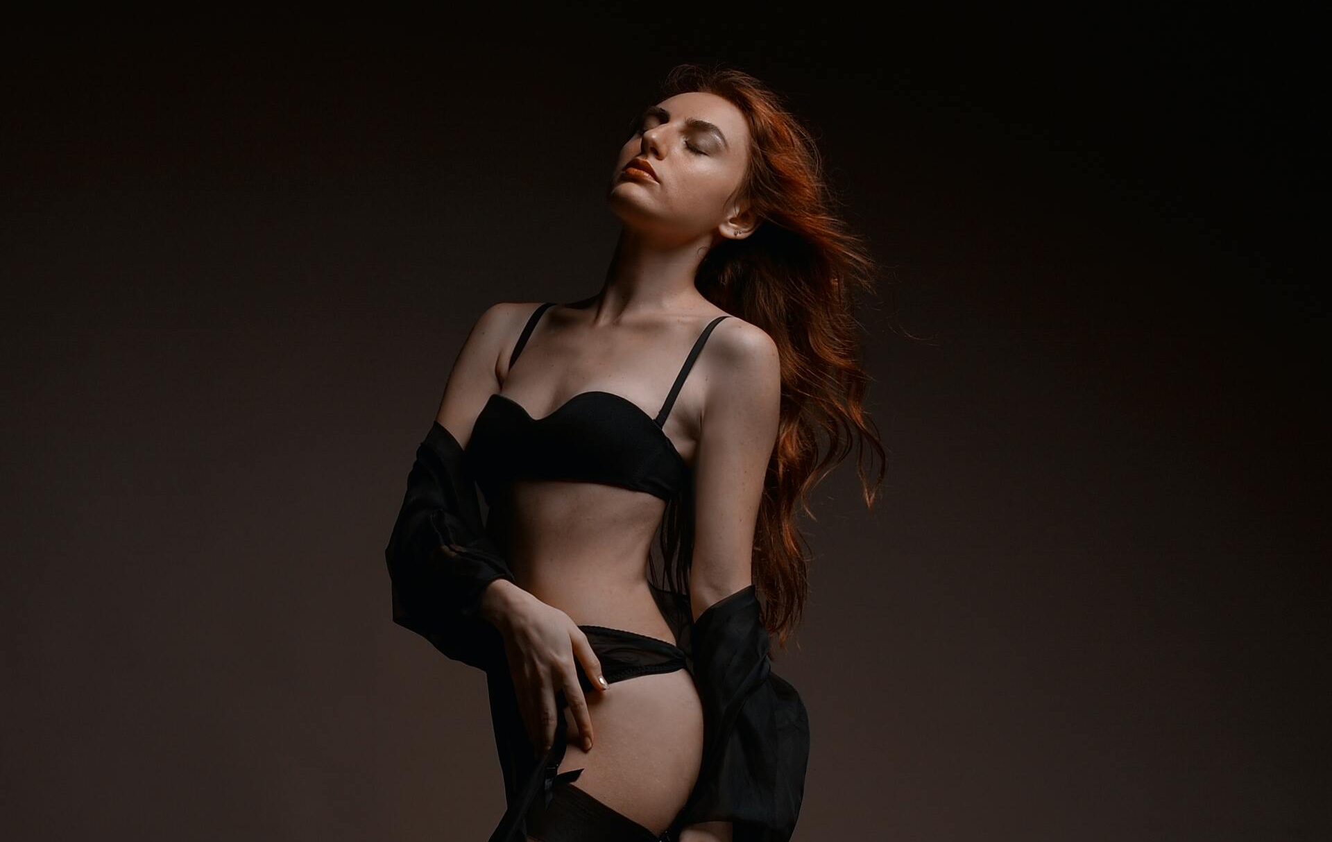 Een vrouw poseert tijdens een boudoir fotoshoot