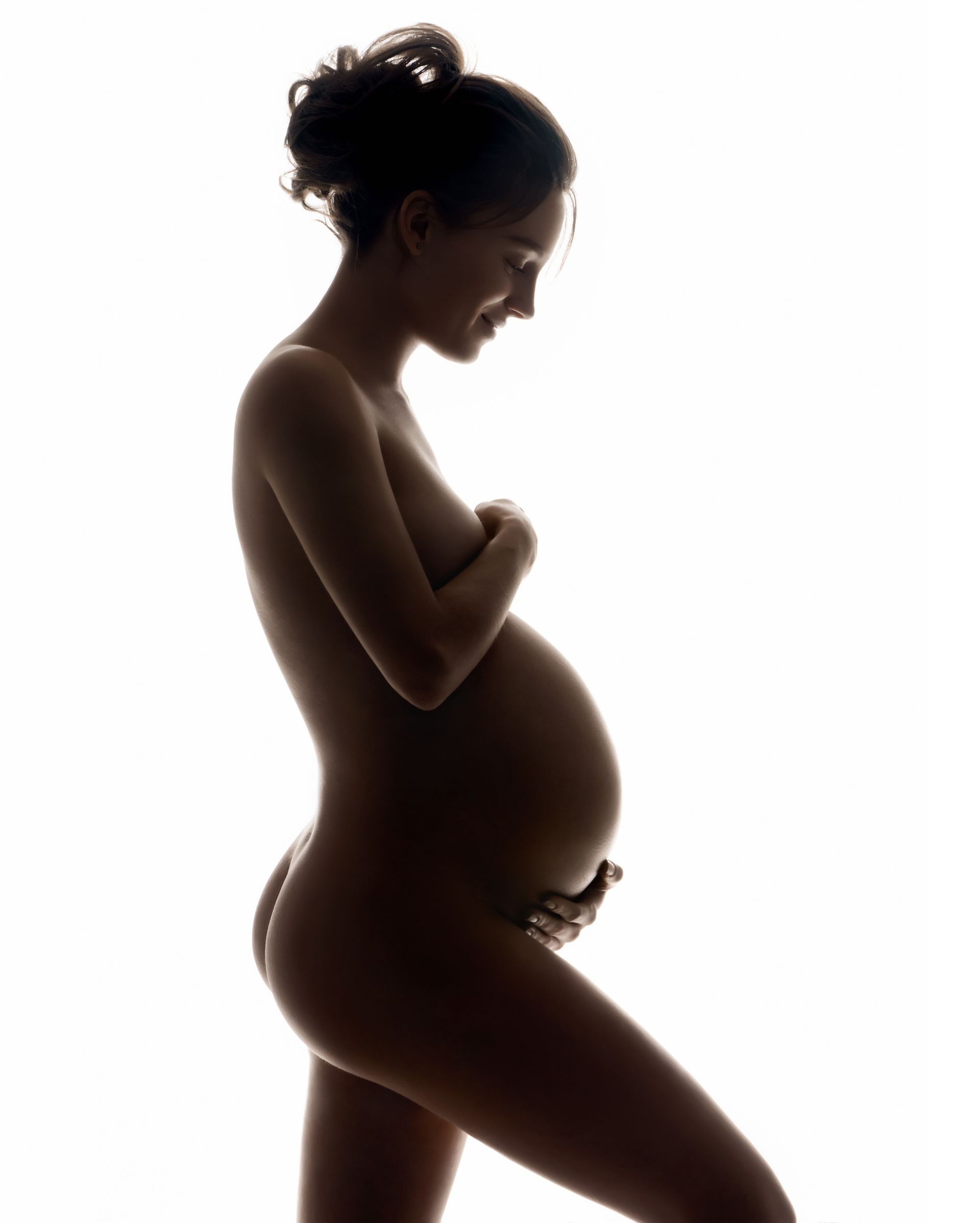 een zwangere vrouw tijdens een zwangerschapsshoot