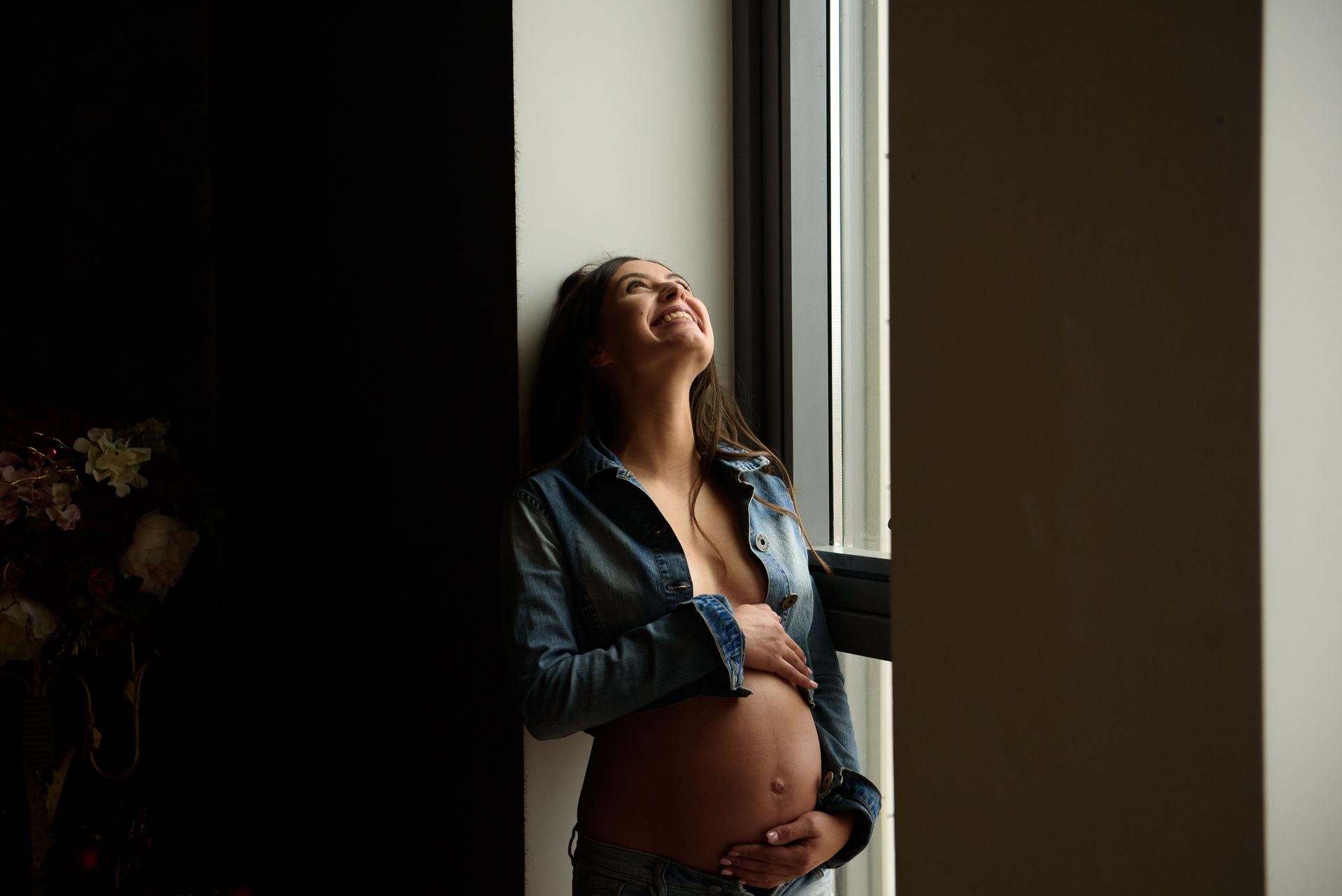 Een spontane lach tijdens een zwangerschapshoot