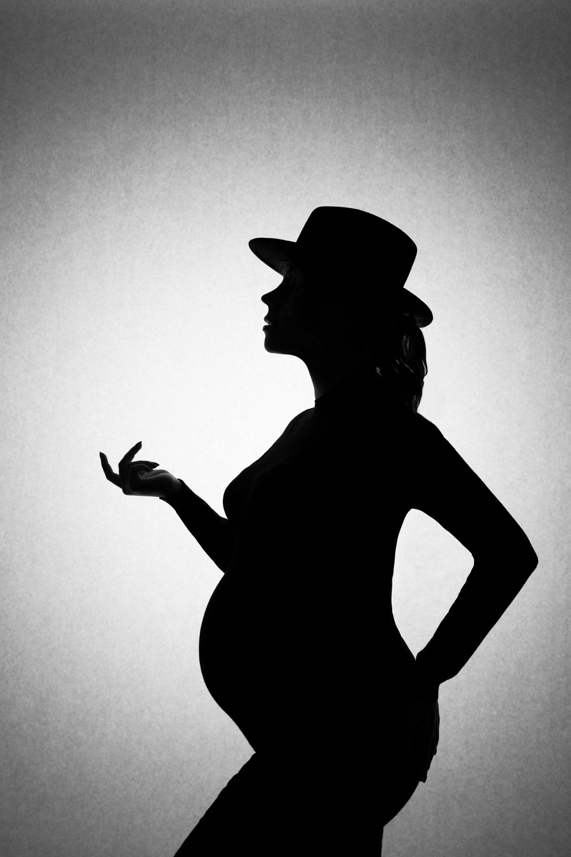 Een zwangere vrouw tijdens een zwangerschapsshoot