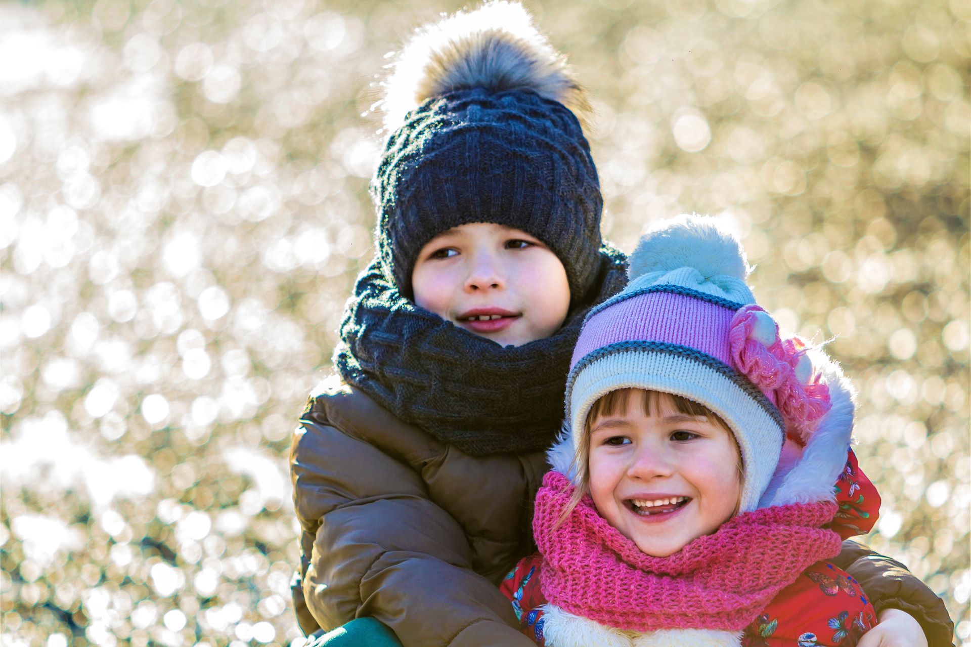Kinderen tijdens een buitenshoot in de winter