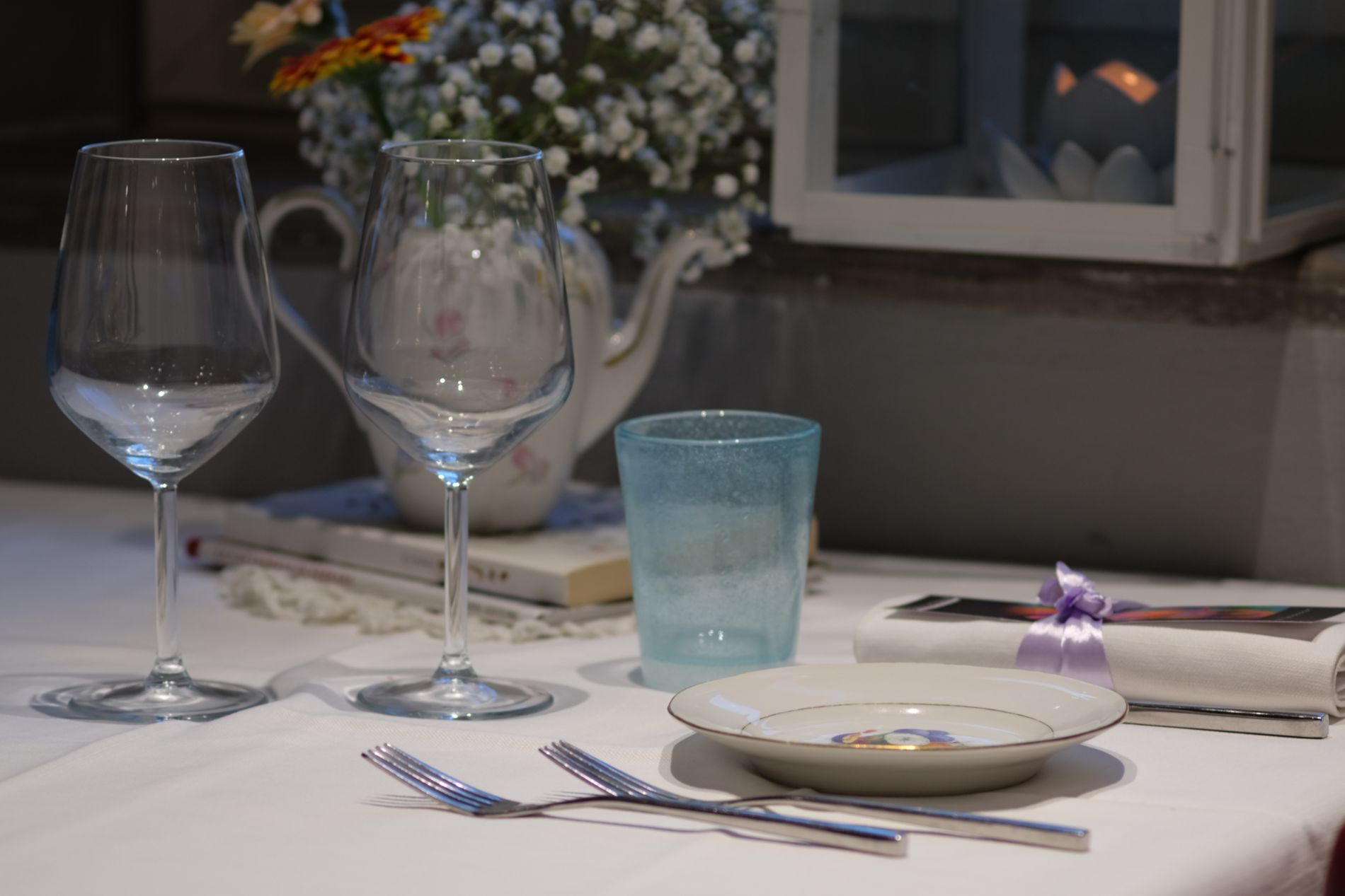 tavolo della sala interna del ristorante