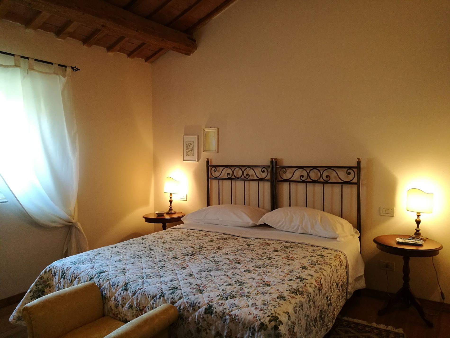 camera con letto matrimoniale per vacanze in campagna