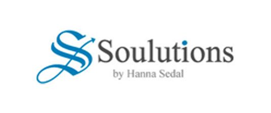 Logo for «Soulutions av Hanna Sedal». Blå stilisert «S» med pil, grå tekst.