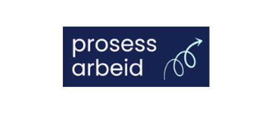 Logo: «prosess arbeid»-tekst i hvitt på et mørkeblått rektangel, med et virvlende pilikon.