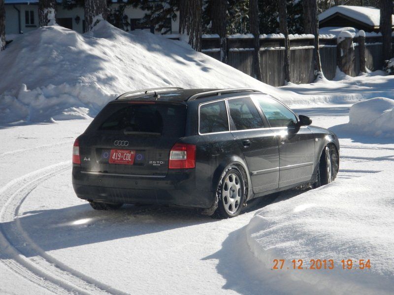 Ein schwarzer Audi steht im Schnee