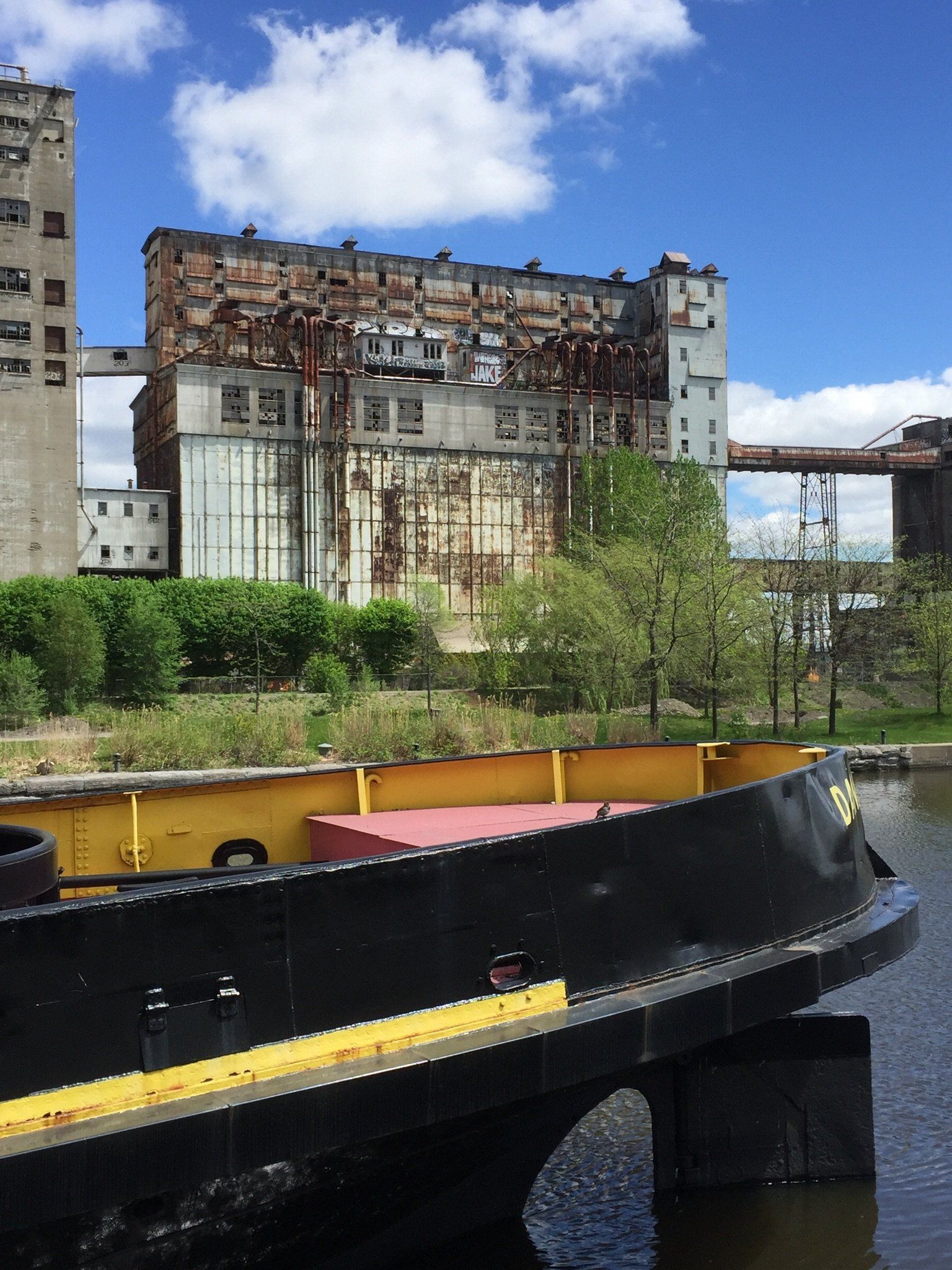 Eine Brücke über ein Gewässer mit einem großen Gebäude im Hintergrund