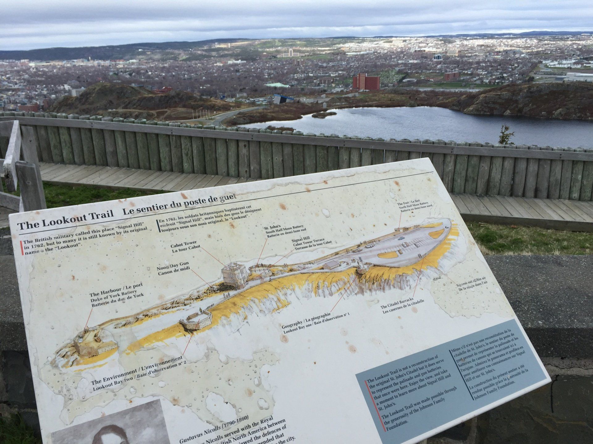 Auf einem Tisch liegt eine Karte mit Blick auf eine Stadt.