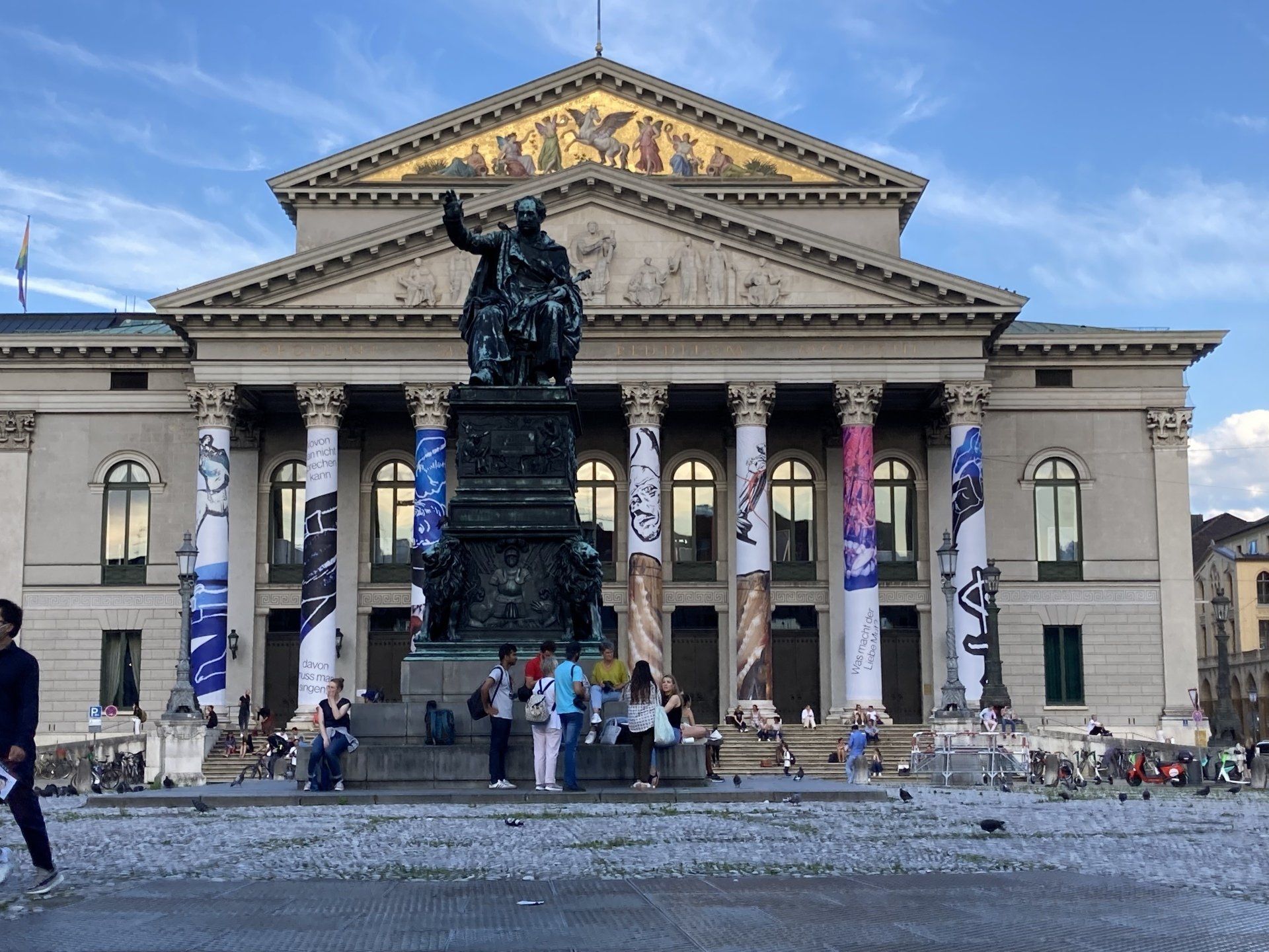 Ein großes Gebäude mit einer Statue davor.