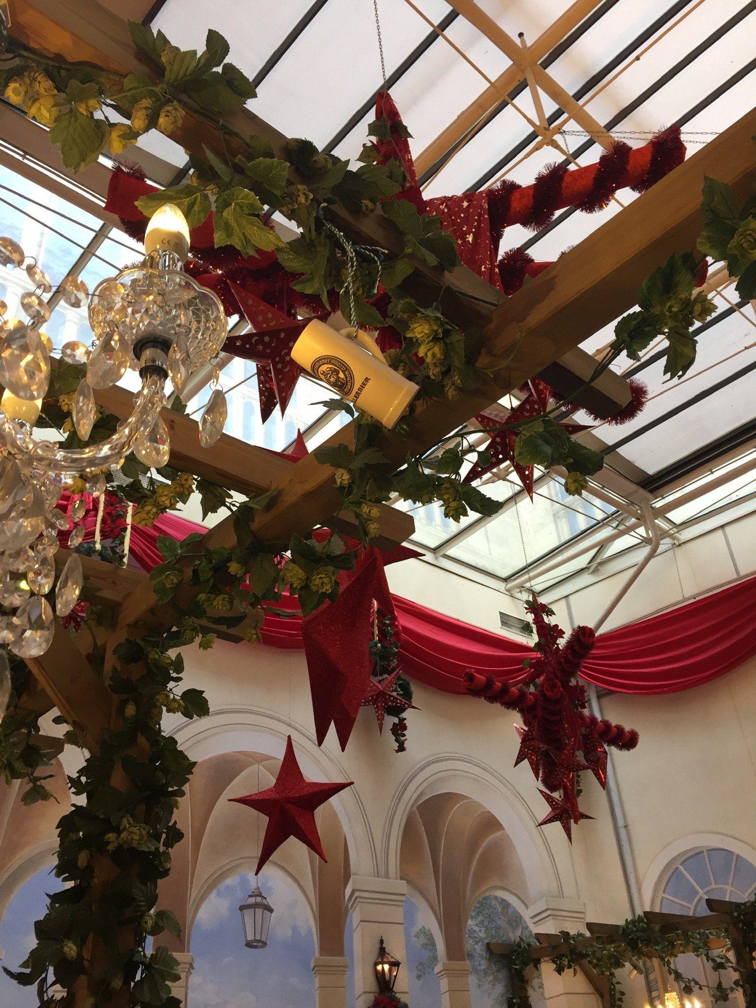 Weihnachtsdekorationen hängen von der Decke eines Gebäudes.