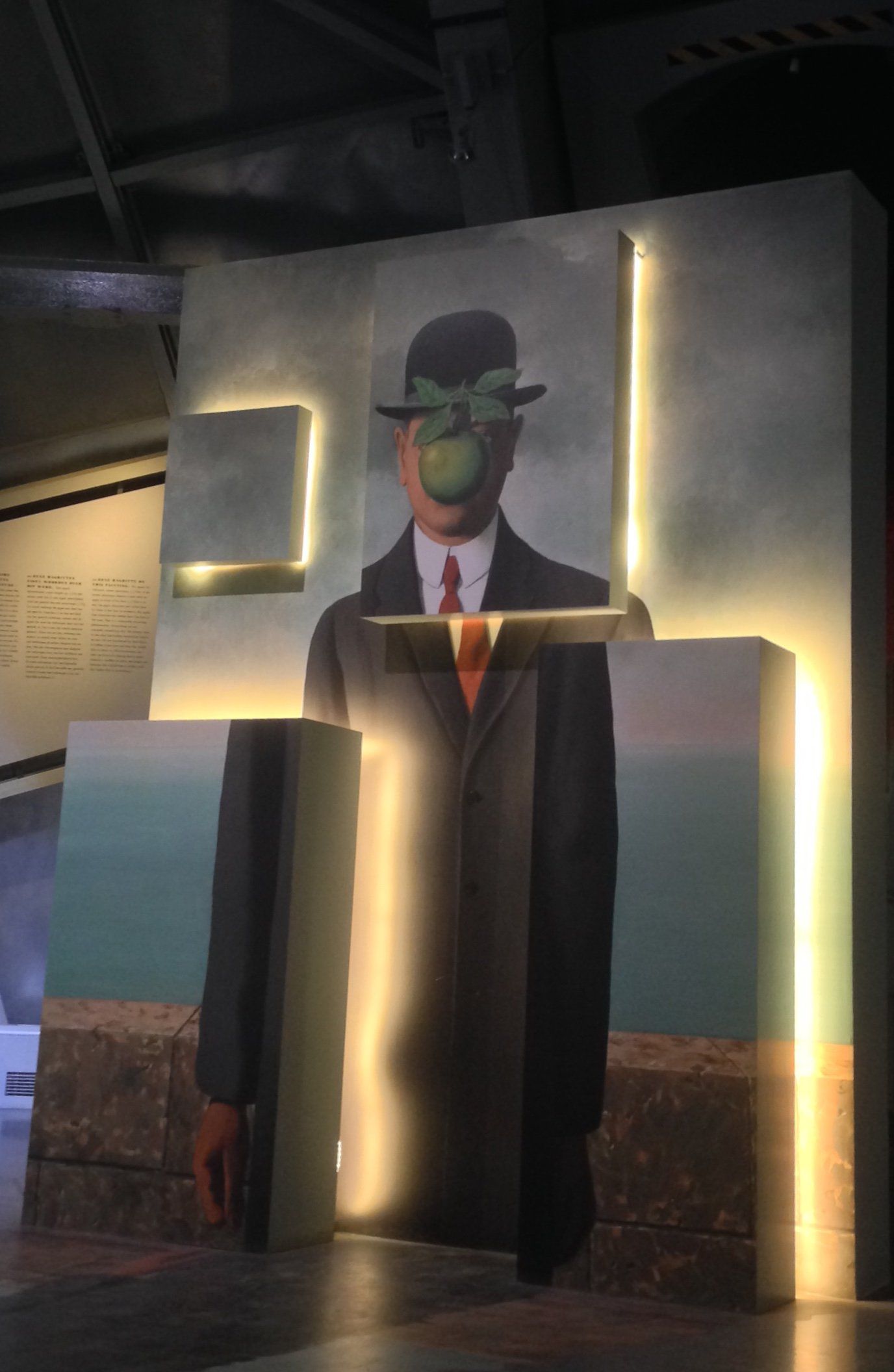 Ein Gemälde eines Mannes mit einem Apfel im Gesicht