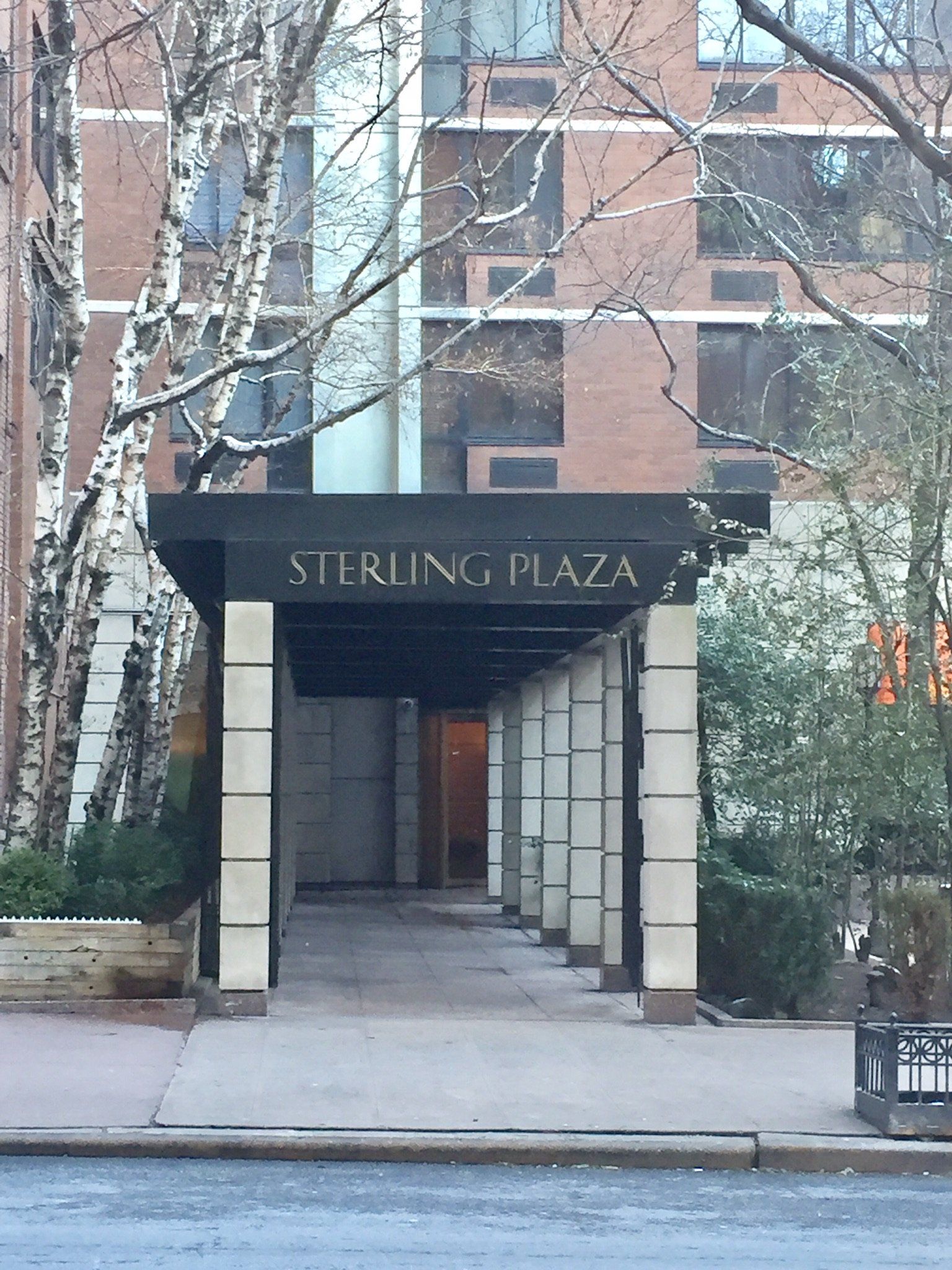 Der Eingang zum Sterling Plaza ist von der Straße aus zu sehen