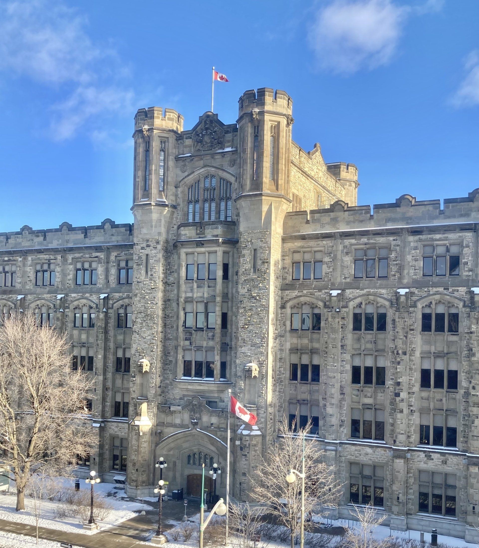 Ein großes Gebäude mit einer Flagge darauf