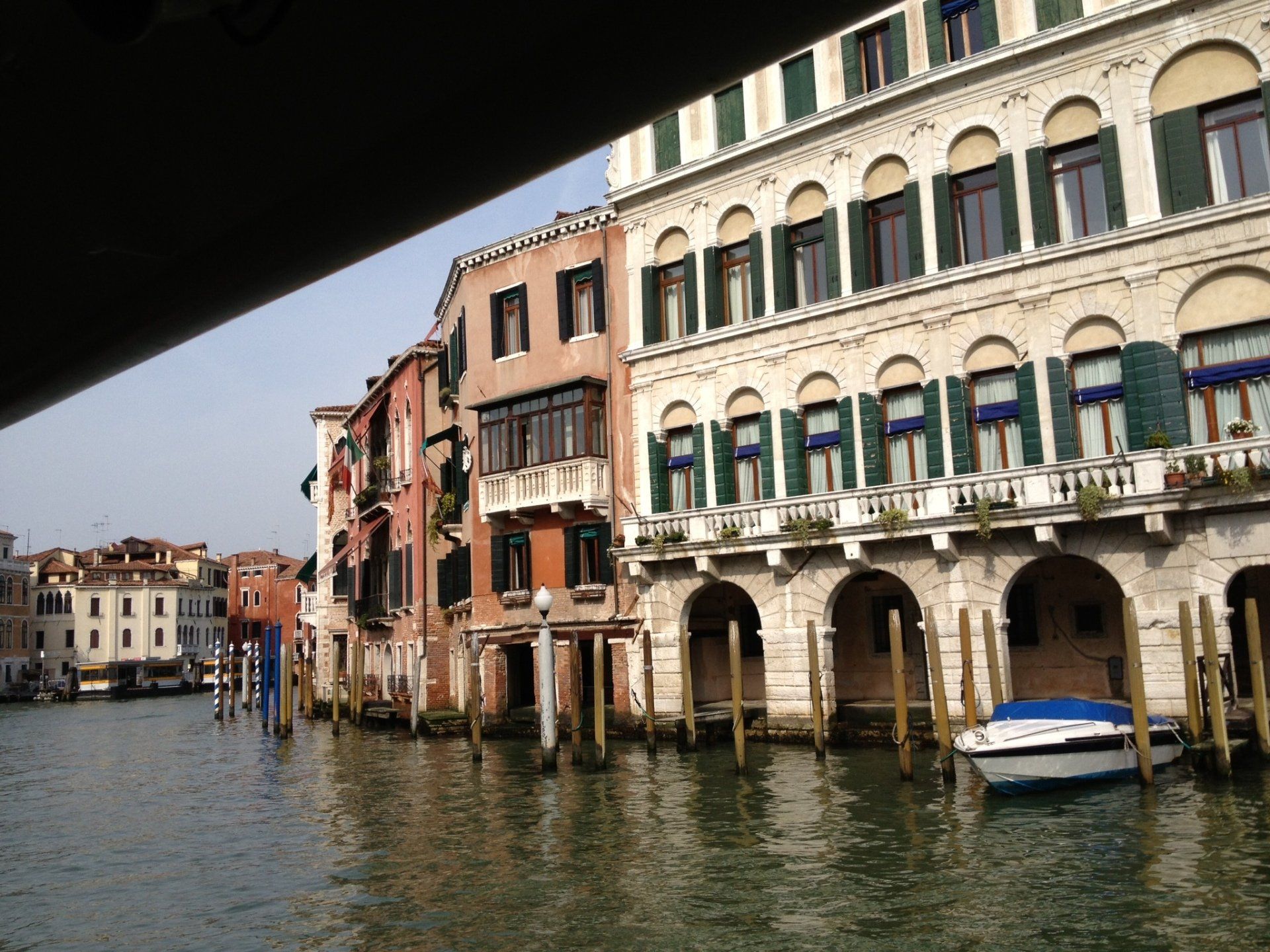 Ein Boot liegt vor einem Gebäude, auf dem der Buchstabe A steht