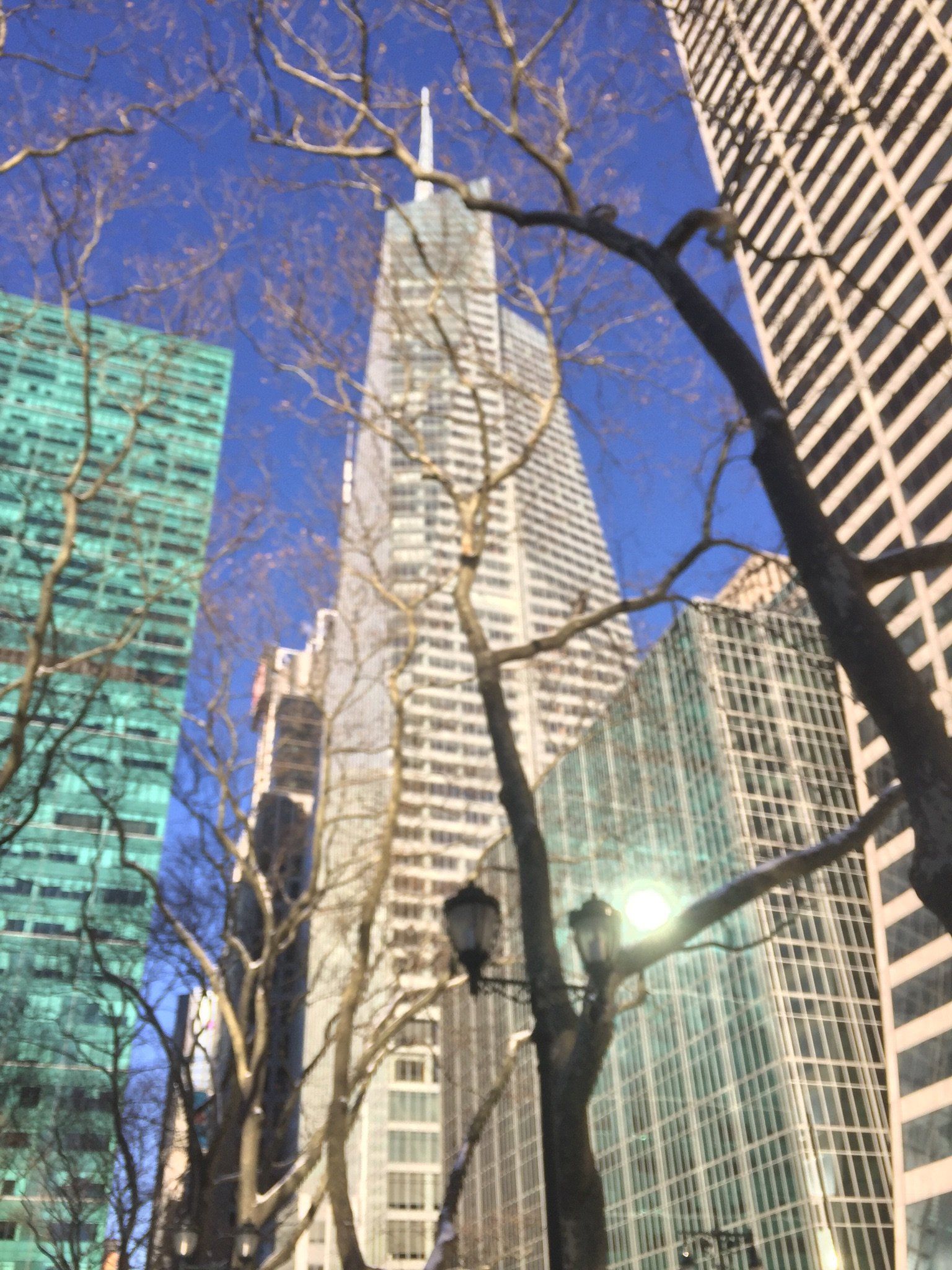 Ein hohes Gebäude mit einem blauen Himmel im Hintergrund