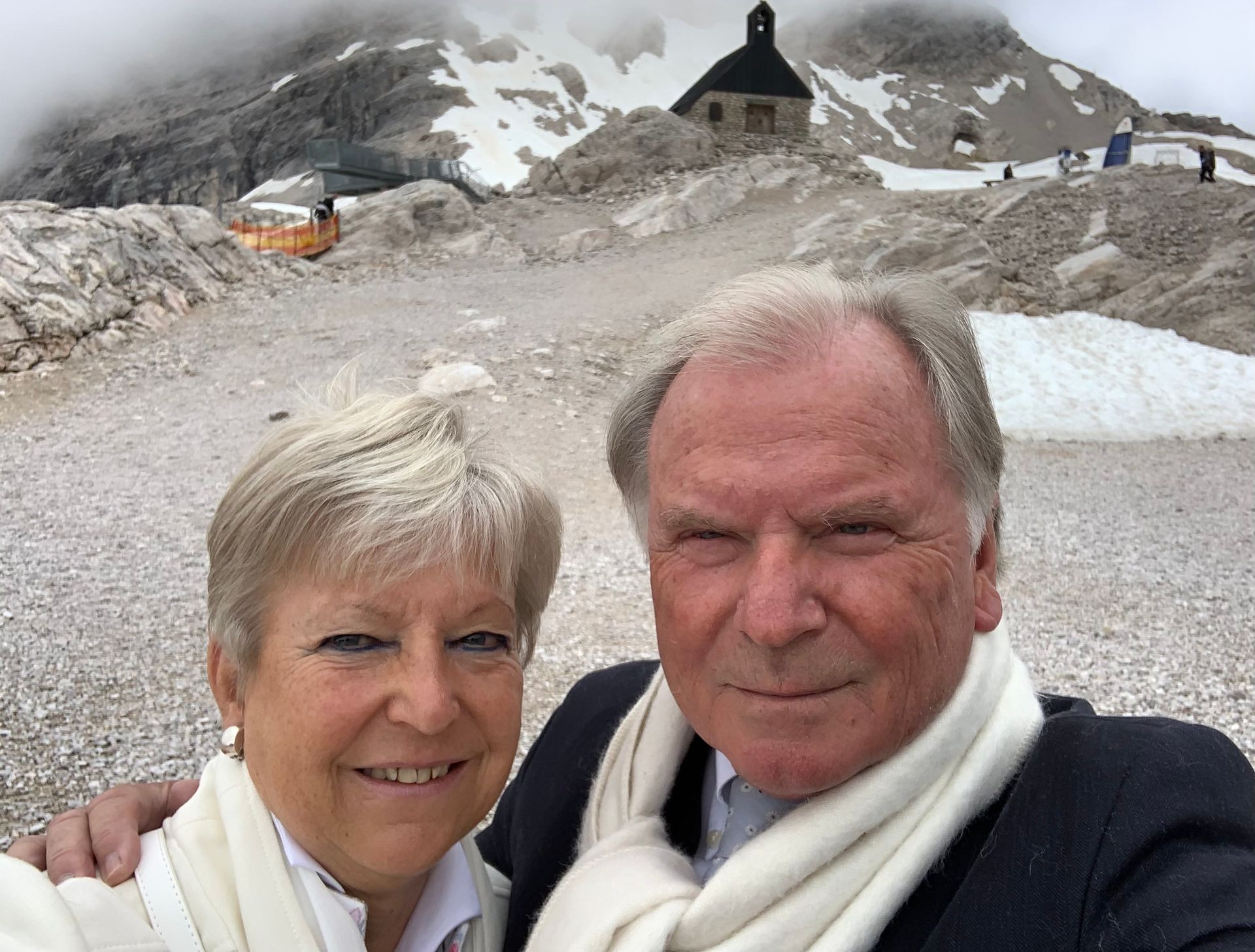 Ein Mann und eine Frau posieren vor einem Berg für ein Foto.