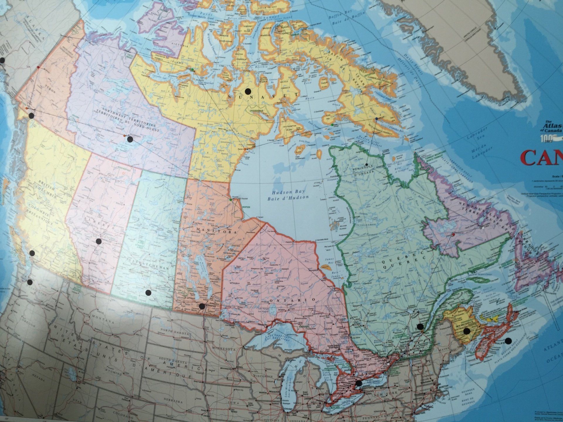 Eine Karte von Kanada wird auf einer weißen Fläche angezeigt