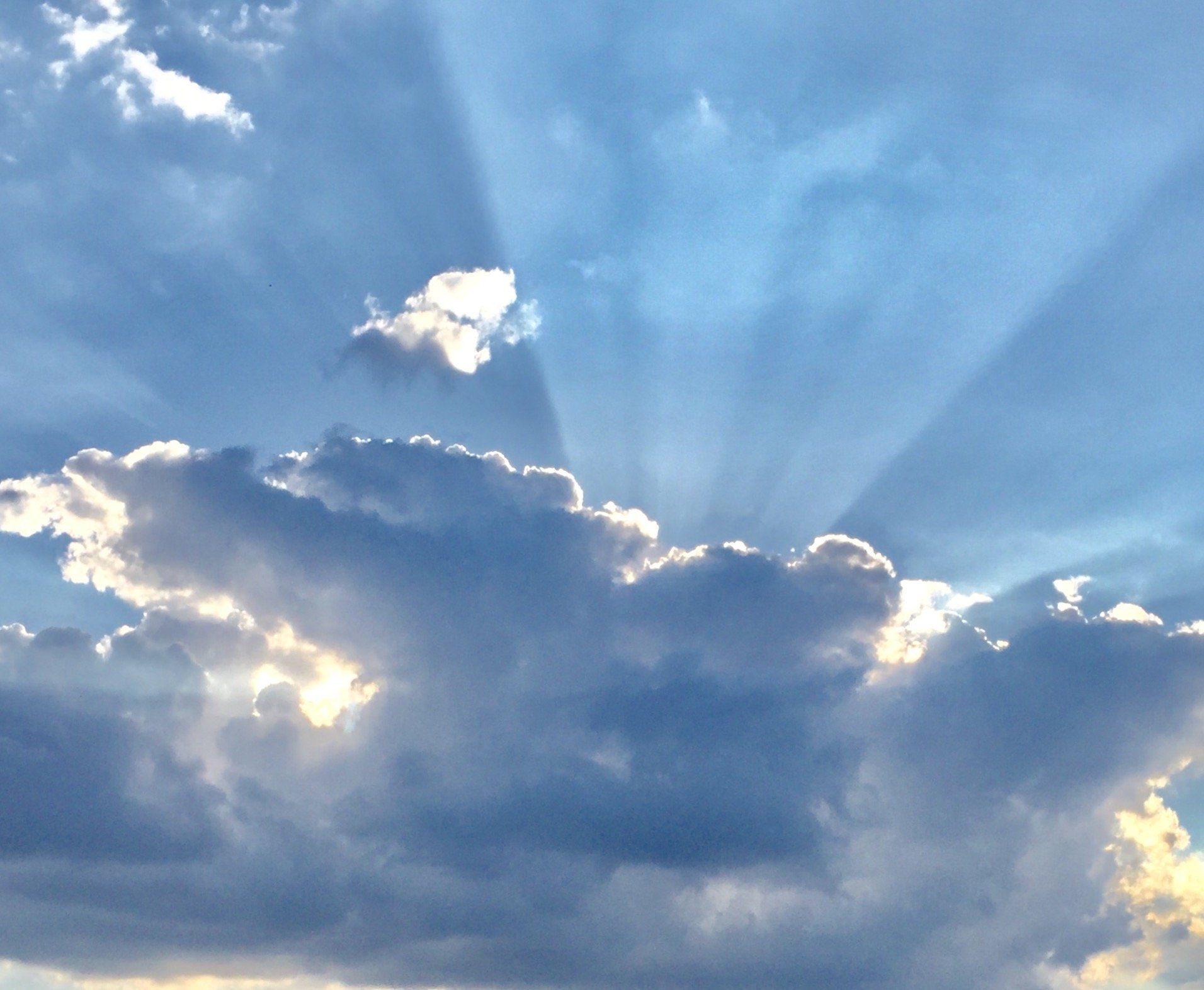 Die Sonne scheint durch die Wolken am Himmel