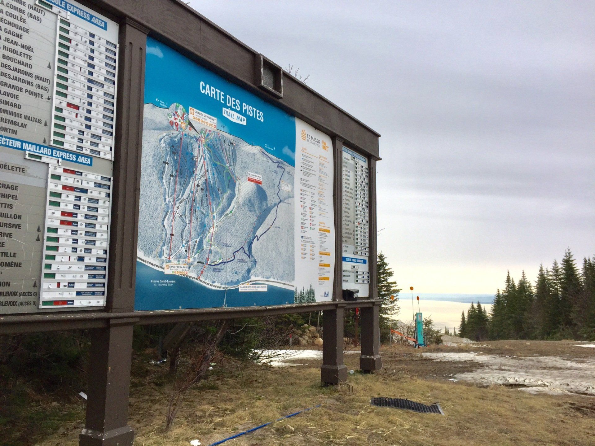 Eine große Plakatwand mit einer Karte eines Skigebiets darauf