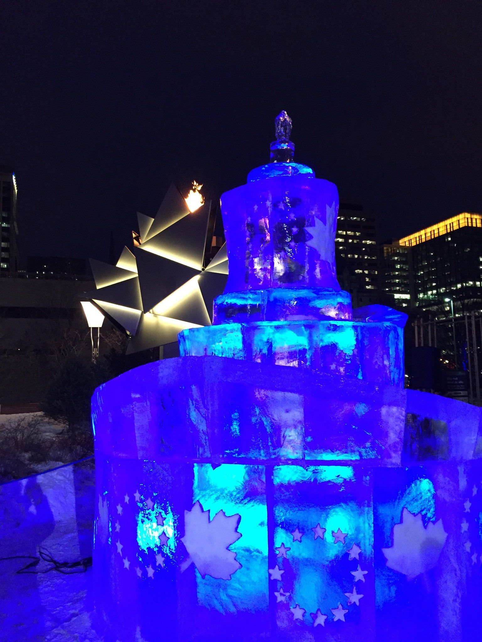 Eine große Eisskulptur wird mit blauem Licht beleuchtet