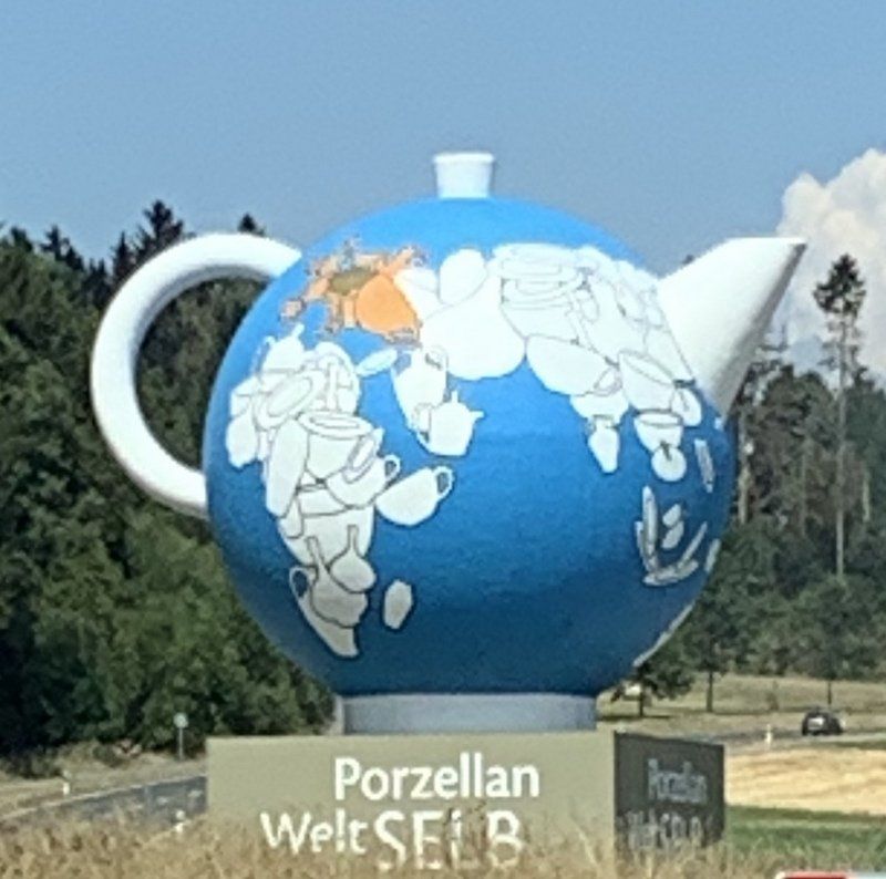 Eine blau-weiße Teekanne mit einer Weltkarte darauf